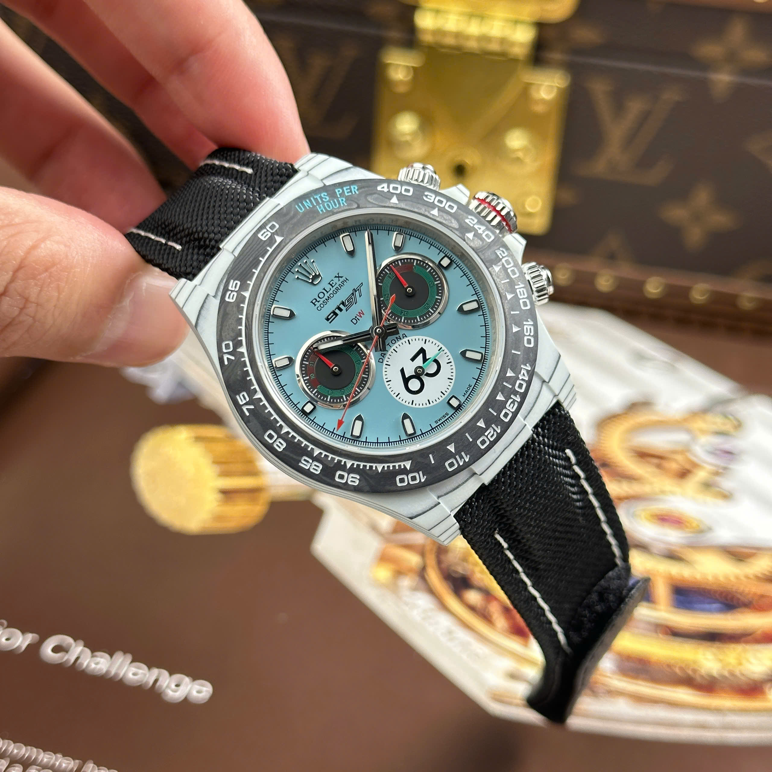 Đồng Hồ Rolex Daytona DiW Ferrari Replica 11 Mặt Tiffany Vỏ Carbon Trắng 40mm (5) Đồng Hồ Rolex Daytona DiW Ferrari Replica 11 Mặt Tiffany Vỏ Carbon Trắng 40mm