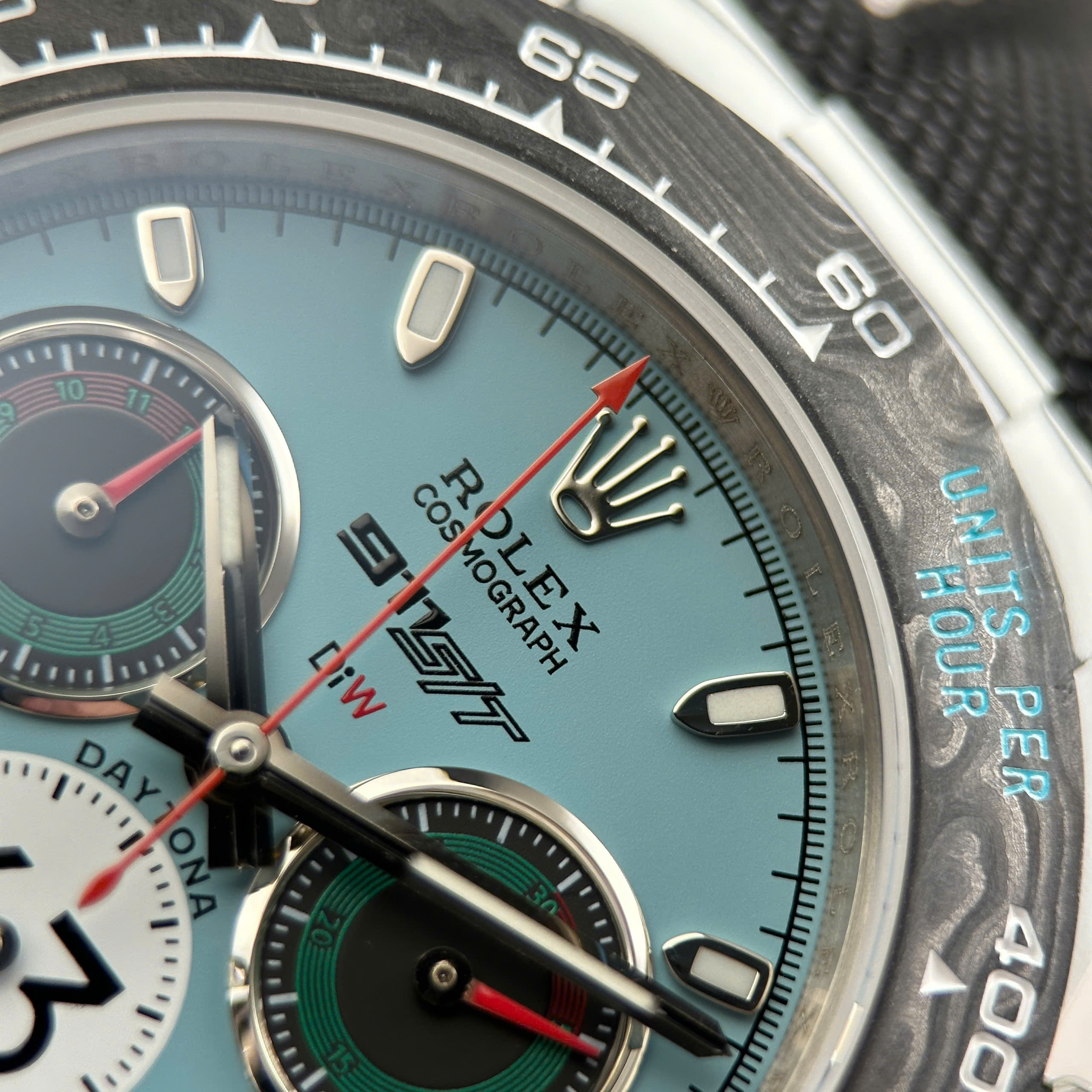 Đồng Hồ Rolex Daytona DiW Ferrari Replica 11 Mặt Tiffany Vỏ Carbon Trắng 40mm (8) Đồng Hồ Rolex Daytona DiW Ferrari Replica 11 Mặt Tiffany Vỏ Carbon Trắng 40mm