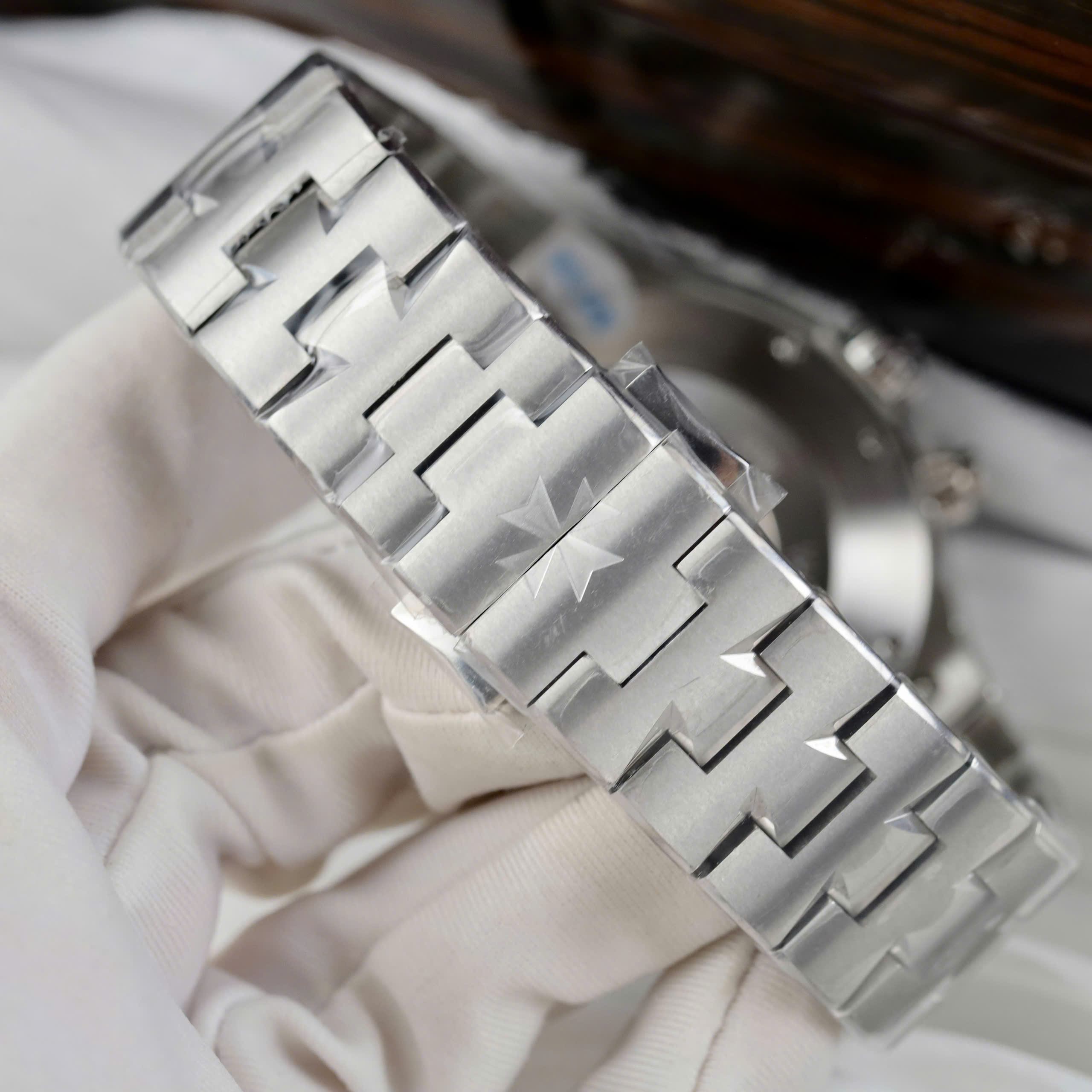 Đồng Hồ Vacheron Constantin Rep Cao Cấp Overseas Dual Time 47450 Nhà Máy 9F 42mm (10) Đồng Hồ Vacheron Constantin Rep Cao Cấp Overseas Dual Time 47450 Nhà Máy 9F 42mm