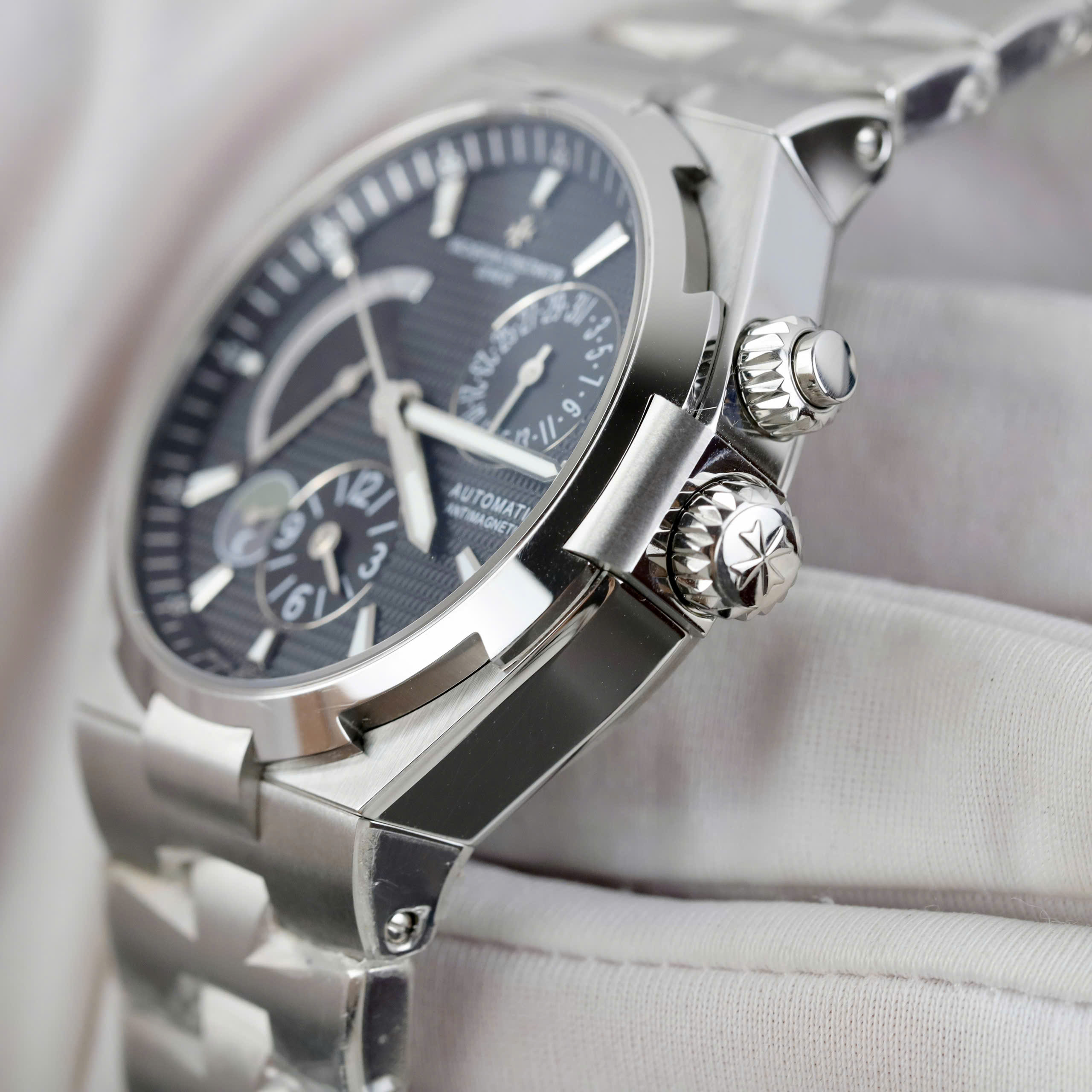 Đồng Hồ Vacheron Constantin Rep Cao Cấp Overseas Dual Time 47450 Nhà Máy 9F 42mm (8) Đồng Hồ Vacheron Constantin Rep Cao Cấp Overseas Dual Time 47450 Nhà Máy 9F 42mm