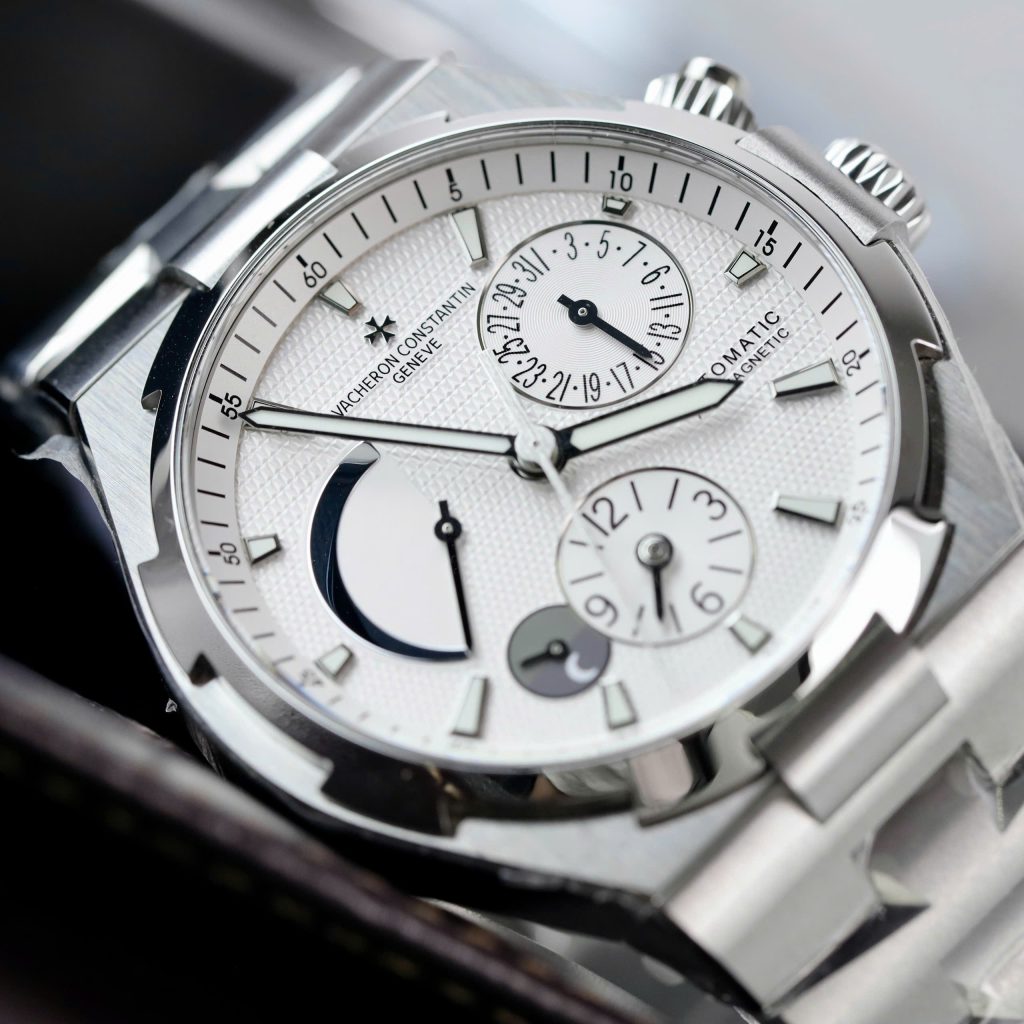 Đồng Hồ Vacheron Constantin Replica Overseas Dual Time 47450 Màu Trắng Nhà Máy 9F 42mm