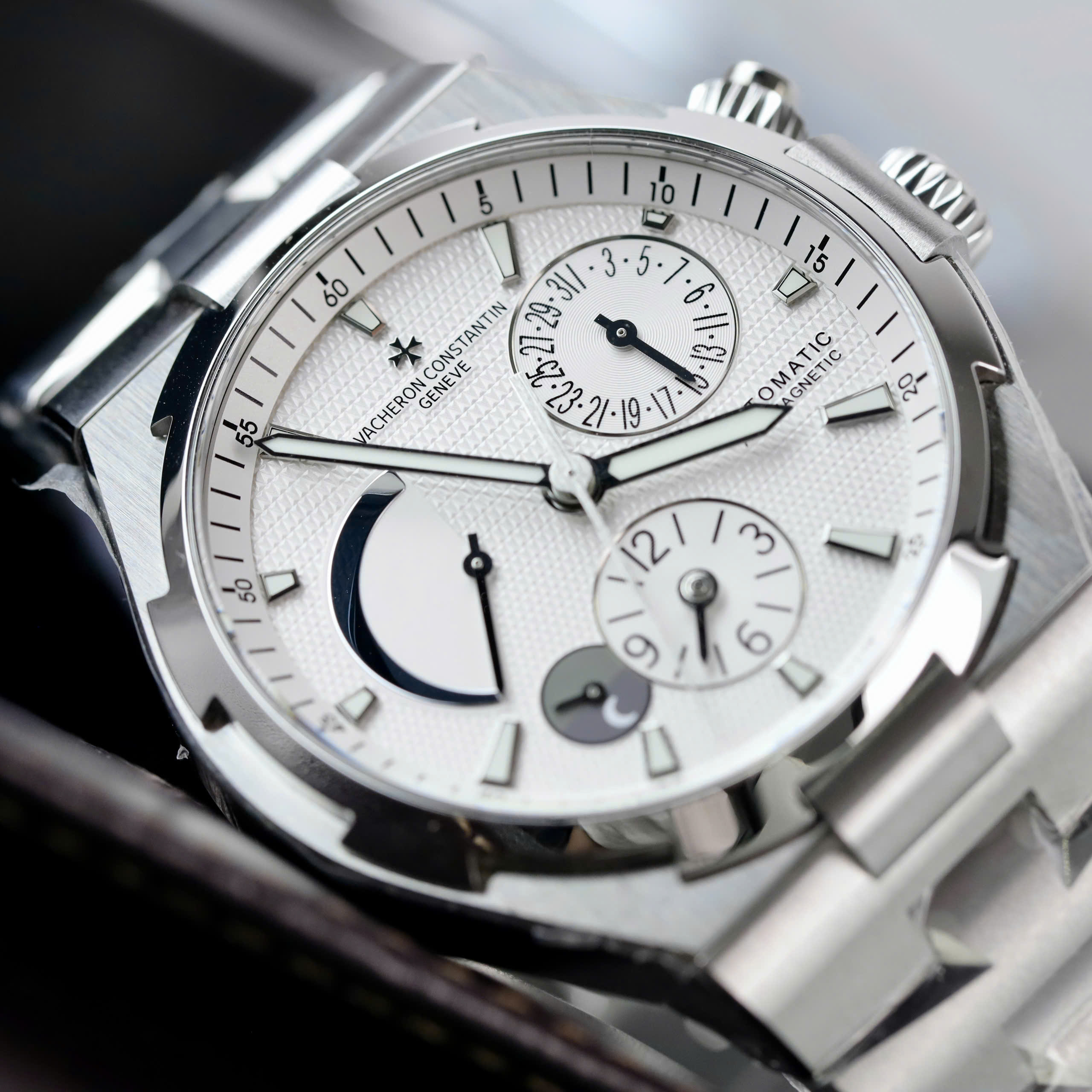 Đồng Hồ Vacheron Constantin Replica Overseas Dual Time 47450 Màu TrắngNhà Máy 9F 42mm (5) Đồng Hồ Vacheron Constantin Replica Overseas Dual Time 47450 Màu Trắng Nhà Máy 9F 42mm