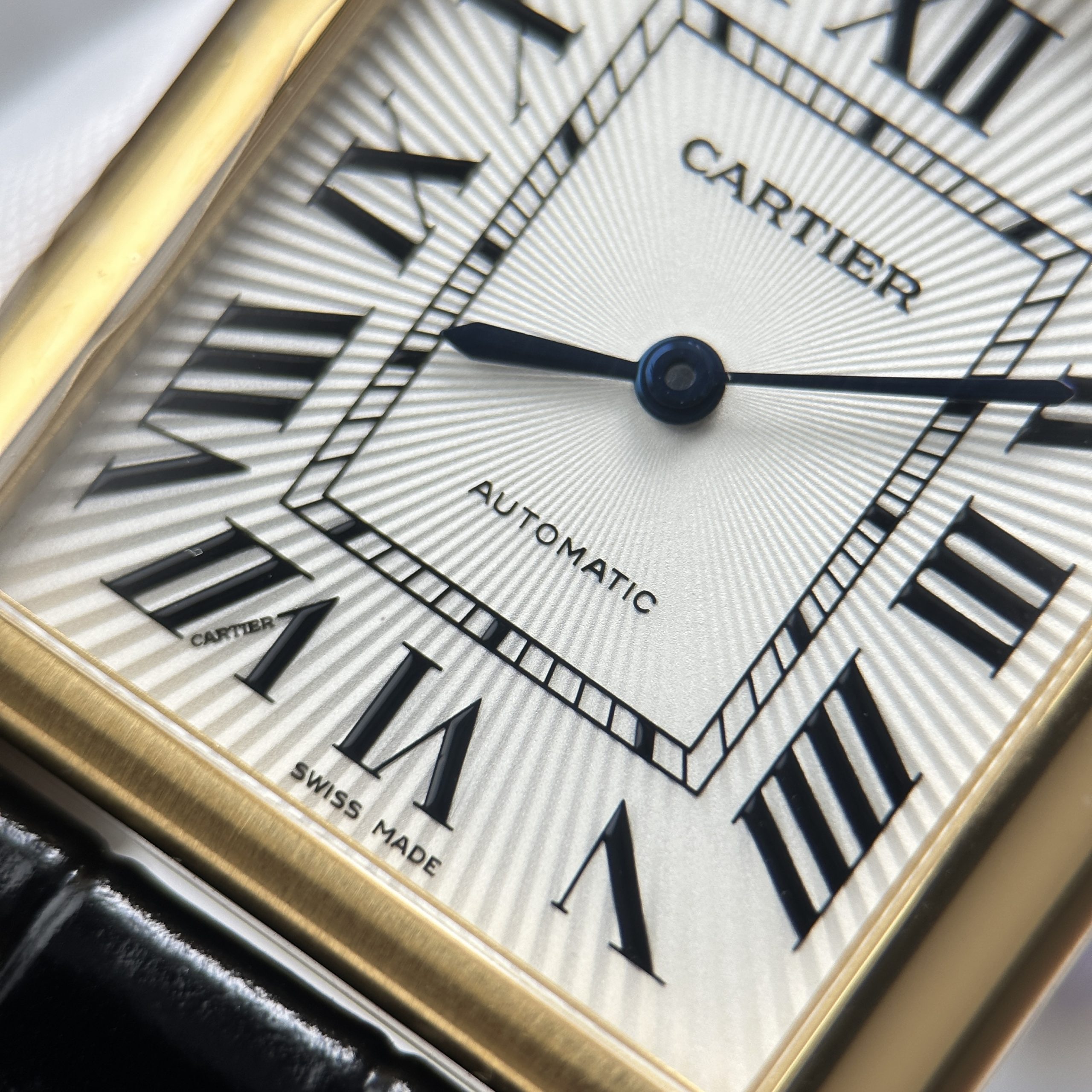 Đồng hồ Cartier Tank Louis Chế Tác 11 Mặt Trắng Dây Da Màu Đen 27.8×38 (3) Đồng hồ Cartier Tank Louis Chế Tác 11 Mặt Trắng Dây Da Màu Đen 27.8×38.1mm