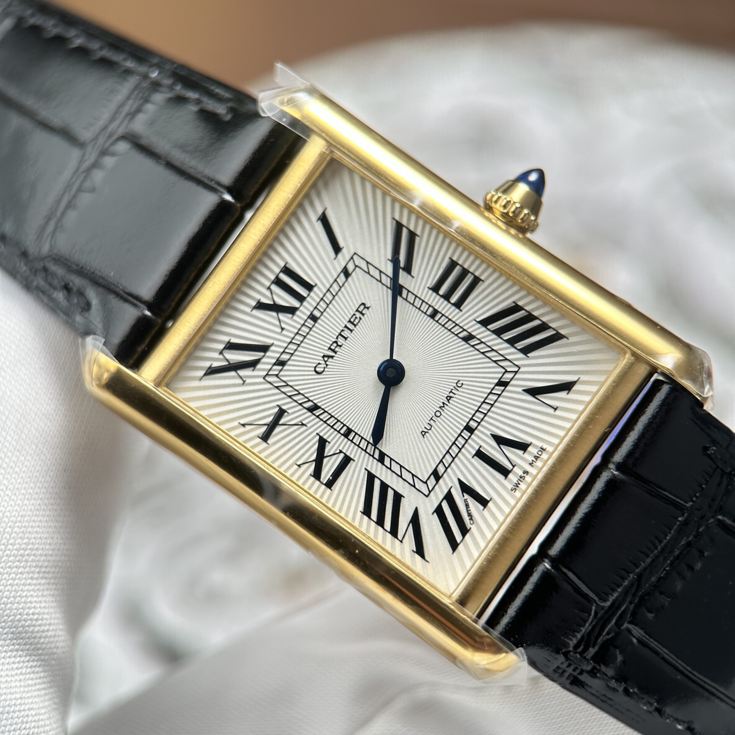 Đồng hồ Cartier Tank Louis Chế Tác 11 Mặt Trắng Dây Da Màu Đen 27.8×38 (7) Đồng hồ Cartier Tank Louis Chế Tác 11 Mặt Trắng Dây Da Màu Đen 27.8×38.1mm