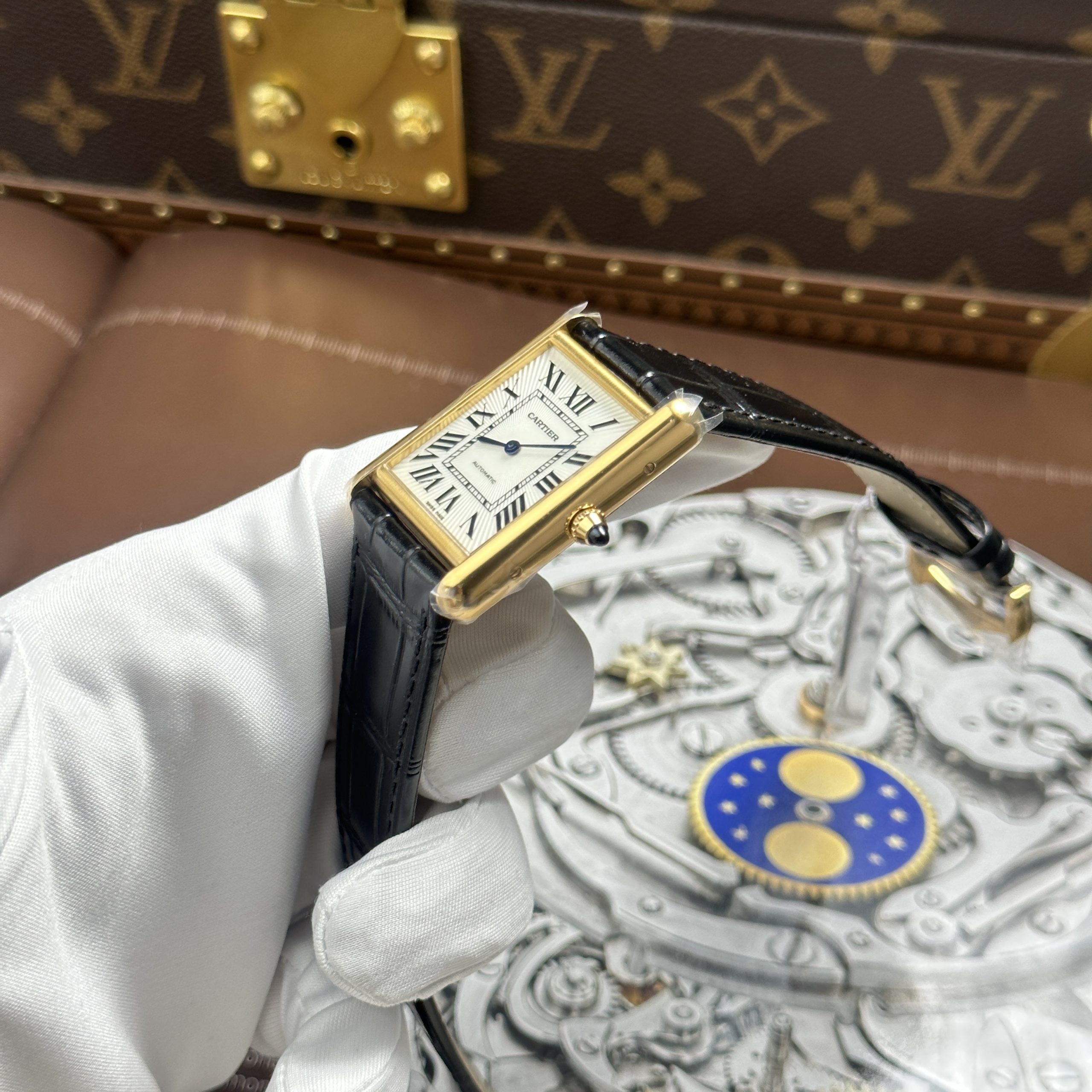 Đồng hồ Cartier Tank Louis Chế Tác 11 Mặt Trắng Dây Da Màu Đen 27.8×38 (8) Đồng hồ Cartier Tank Louis Chế Tác 11 Mặt Trắng Dây Da Màu Đen 27.8×38.1mm