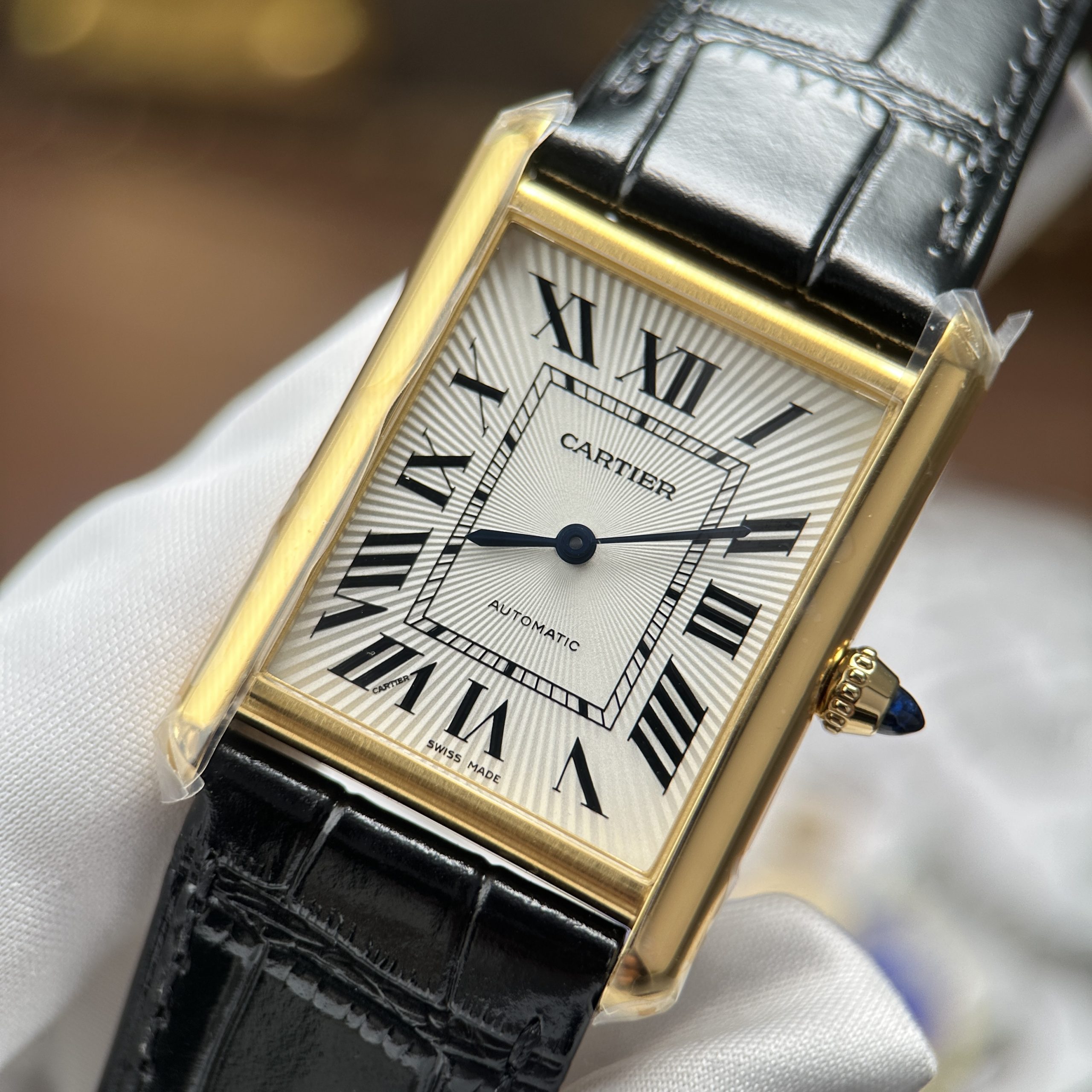 Đồng hồ Cartier Tank Louis Chế Tác 11 Mặt Trắng Dây Da Màu Đen 27.8×38 (9) Đồng hồ Cartier Tank Louis Chế Tác 11 Mặt Trắng Dây Da Màu Đen 27.8×38.1mm
