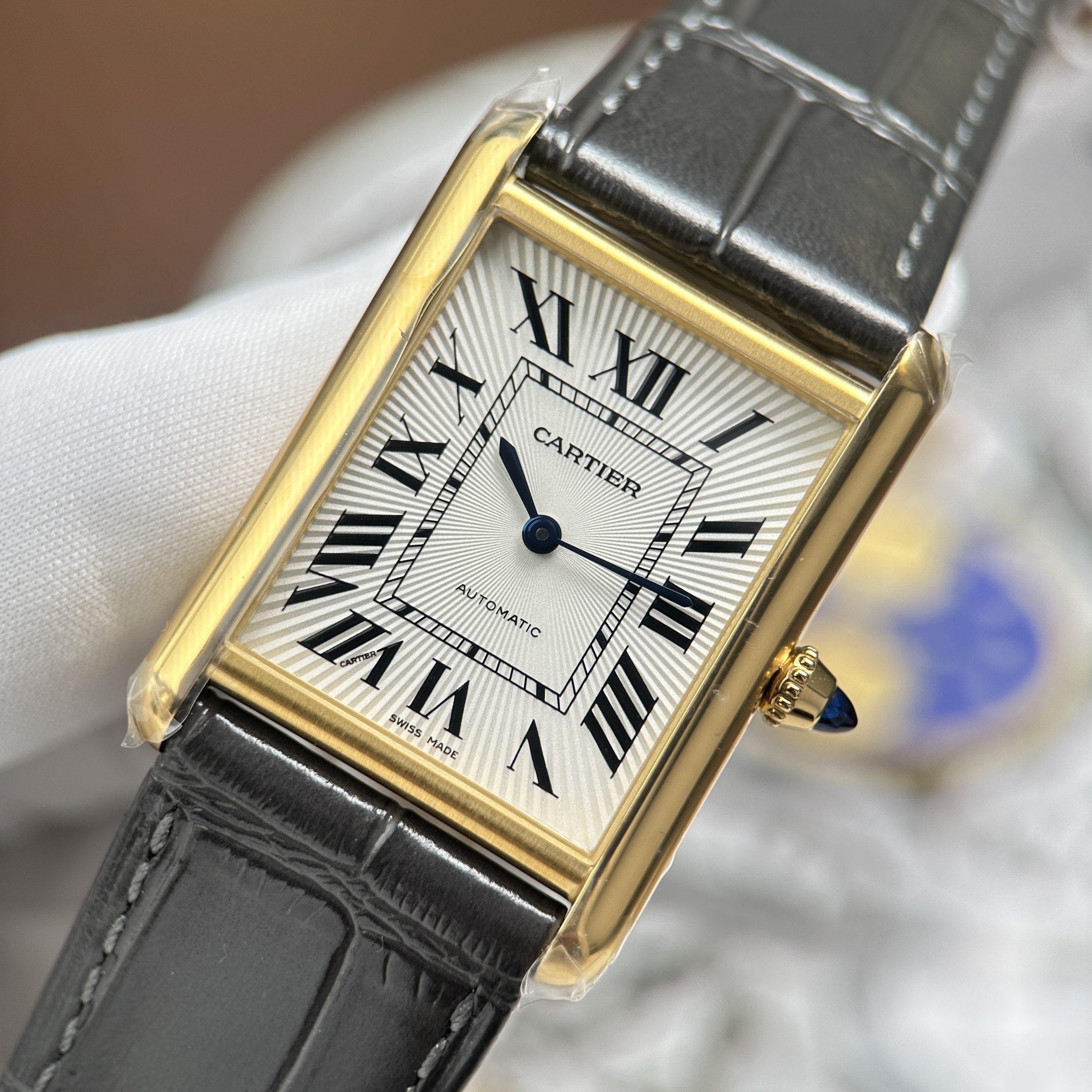 Đồng hồ Cartier Tank Louis Chế Tác Mạ Vàng Mặt Trắng Dây Da Màu Xám 27.8×38 (1) Đồng hồ Cartier Tank Louis Chế Tác Mạ Vàng Mặt Trắng Dây Da Màu Xám 27.8×38.1mm
