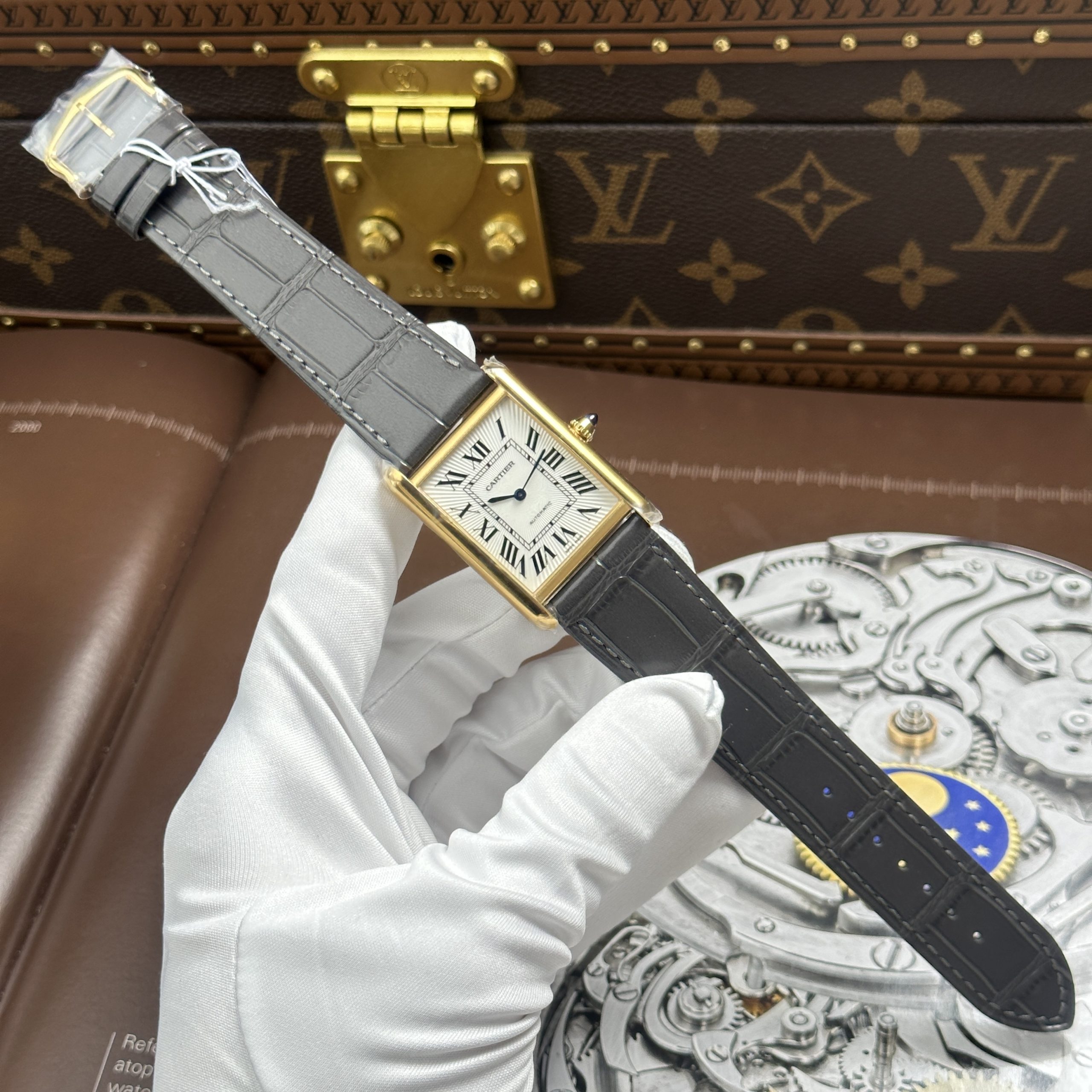 Đồng hồ Cartier Tank Louis Chế Tác Mạ Vàng Mặt Trắng Dây Da Màu Xám 27.8×38 (10) Đồng hồ Cartier Tank Louis Chế Tác Mạ Vàng Mặt Trắng Dây Da Màu Xám 27.8×38.1mm