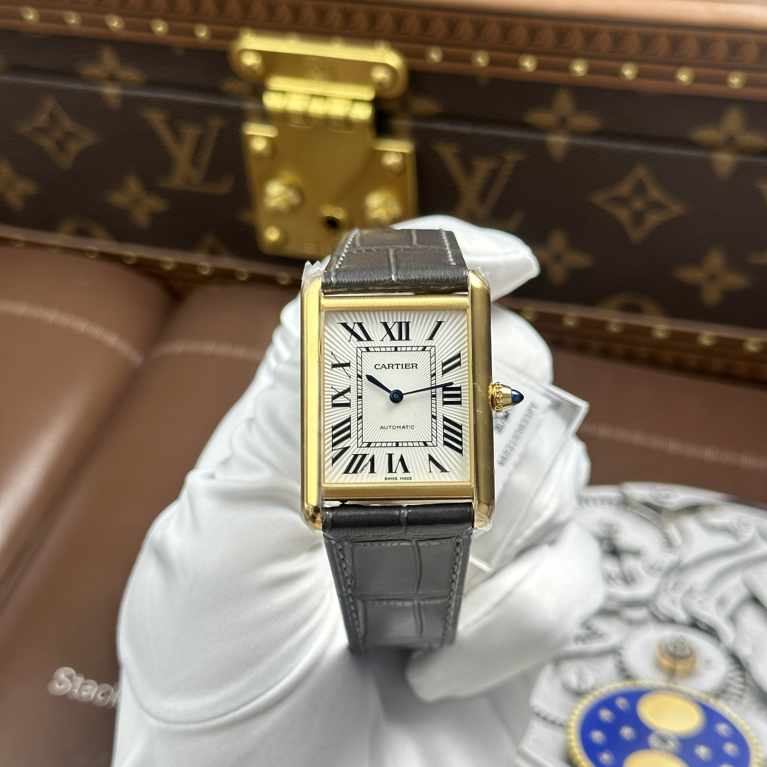 Đồng hồ Cartier Tank Louis Chế Tác Mạ Vàng Mặt Trắng Dây Da Màu Xám 27.8×38 (2) Đồng hồ Cartier Tank Louis Chế Tác Mạ Vàng Mặt Trắng Dây Da Màu Xám 27.8×38.1mm