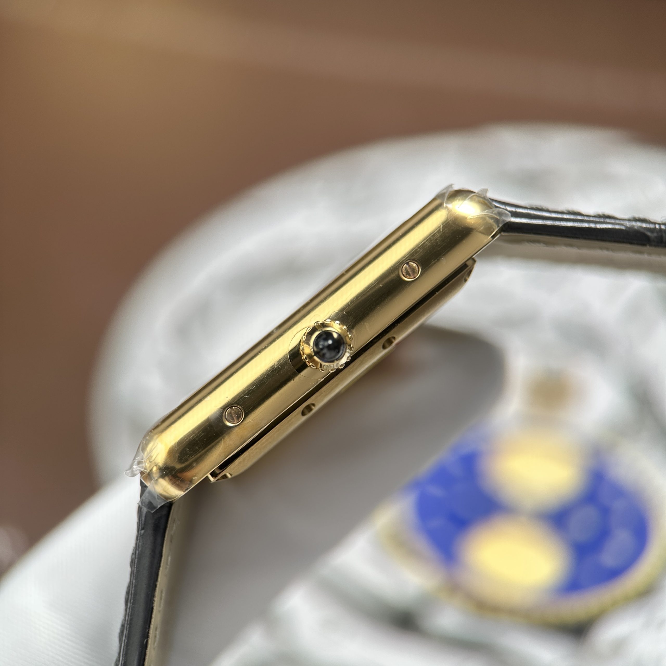 Đồng hồ Cartier Tank Louis Chế Tác Mạ Vàng Mặt Trắng Dây Da Màu Xám 27.8×38 (3) Đồng hồ Cartier Tank Louis Chế Tác Mạ Vàng Mặt Trắng Dây Da Màu Xám 27.8×38.1mm