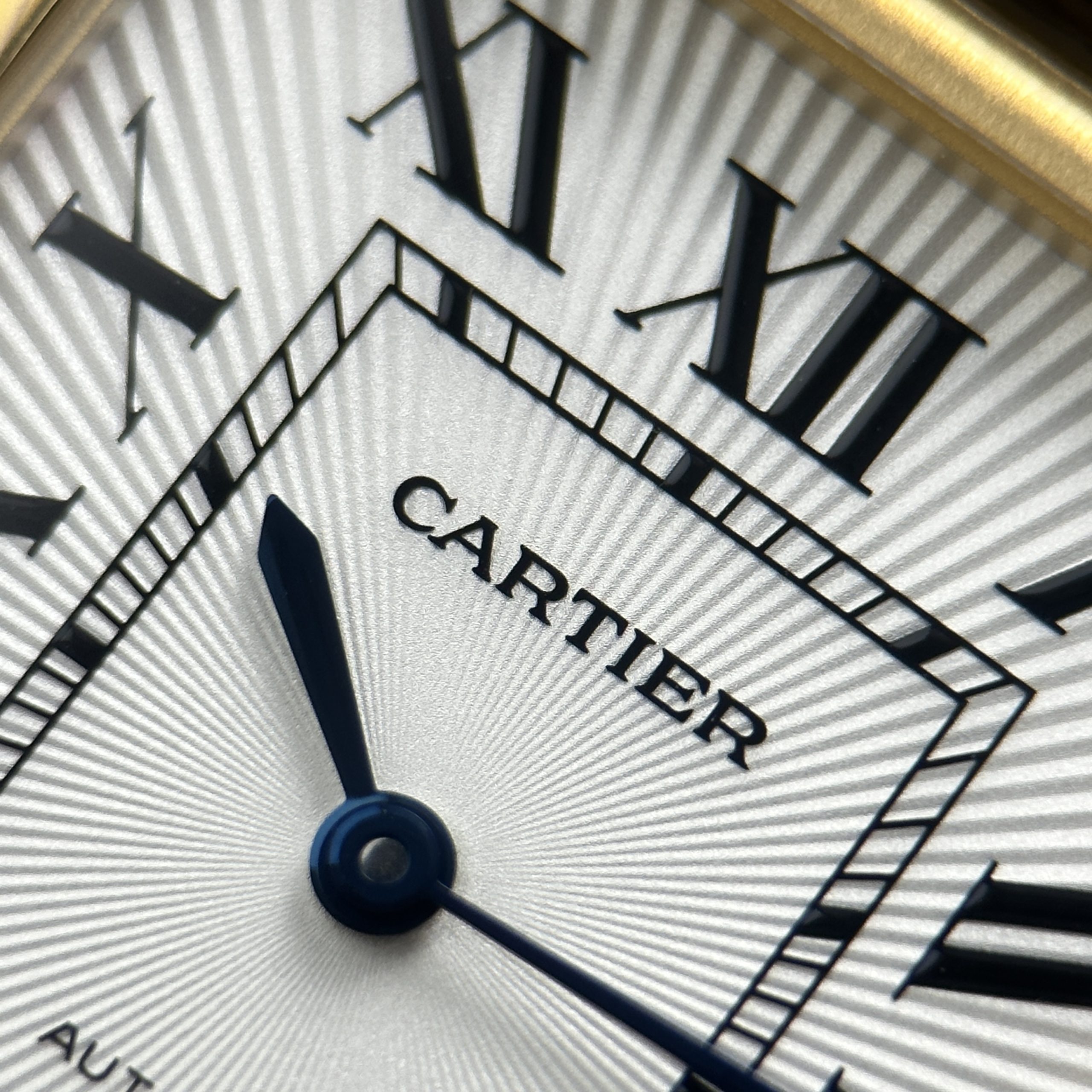 Đồng hồ Cartier Tank Louis Chế Tác Mạ Vàng Mặt Trắng Dây Da Màu Xám 27.8×38 (6) Đồng hồ Cartier Tank Louis Chế Tác Mạ Vàng Mặt Trắng Dây Da Màu Xám 27.8×38.1mm