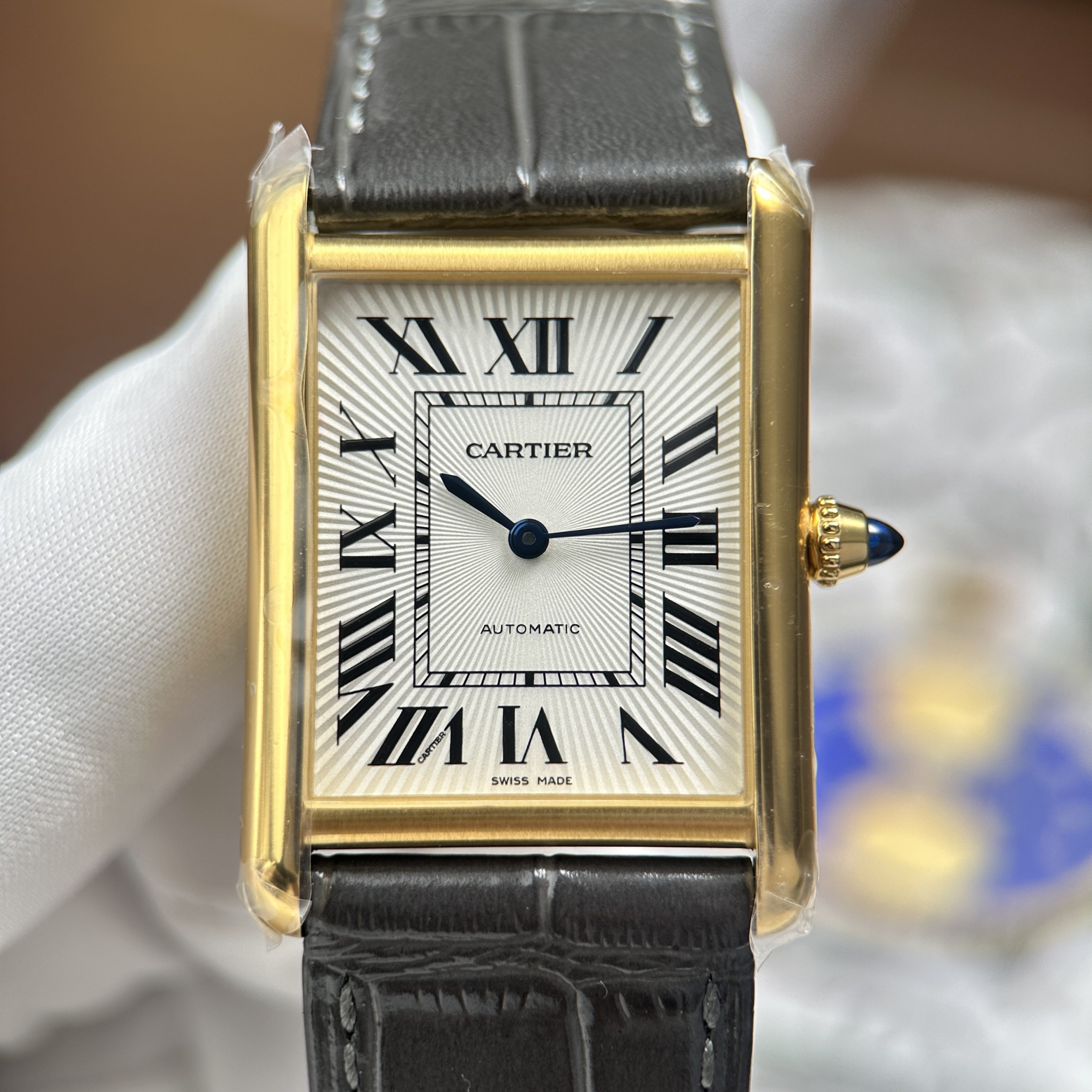 Đồng hồ Cartier Tank Louis Chế Tác Mạ Vàng Mặt Trắng Dây Da Màu Xám 27.8×38 (7) Đồng hồ Cartier Tank Louis Chế Tác Mạ Vàng Mặt Trắng Dây Da Màu Xám 27.8×38.1mm