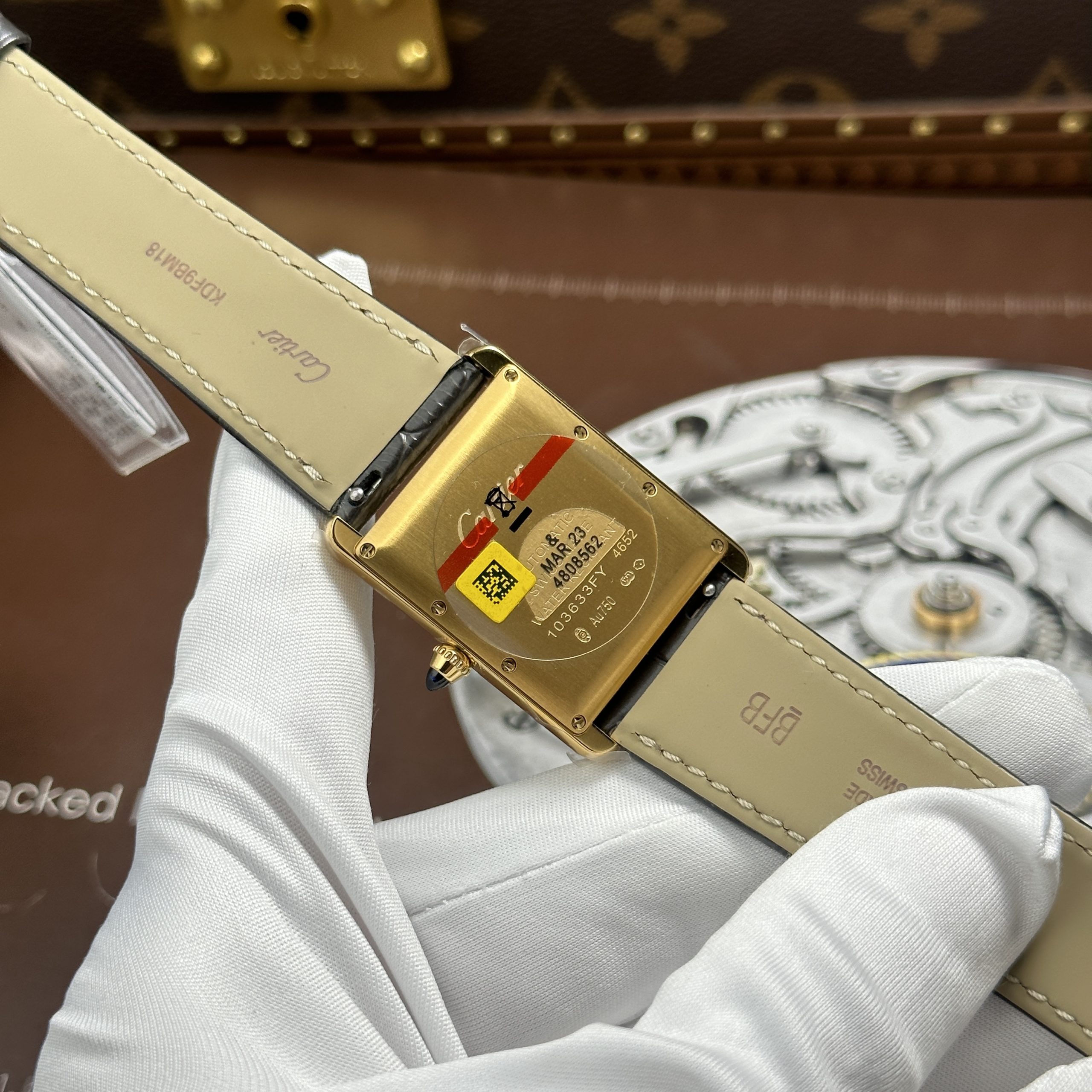 Đồng hồ Cartier Tank Louis Chế Tác Mạ Vàng Mặt Trắng Dây Da Màu Xám 27.8×38 (8) Đồng hồ Cartier Tank Louis Chế Tác Mạ Vàng Mặt Trắng Dây Da Màu Xám 27.8×38.1mm