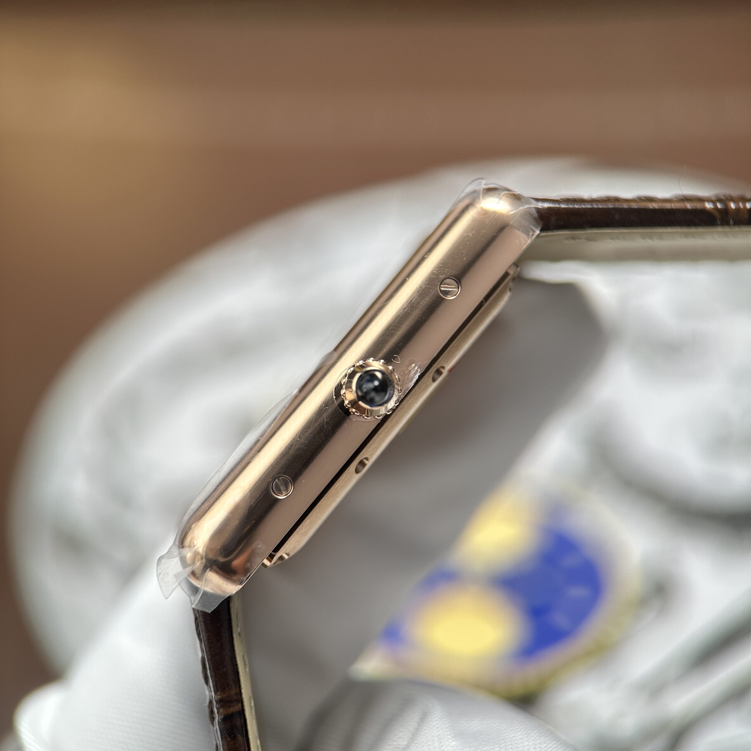 Đồng hồ Cartier Tank Louis mặt trắng mạ vàng hồng máy cơ tự động Fake Cao Cấp 27.8×38 (10) Đồng hồ Cartier Tank Louis mặt trắng mạ vàng hồng máy cơ tự động Fake Cao Cấp 27.8×38.1mm