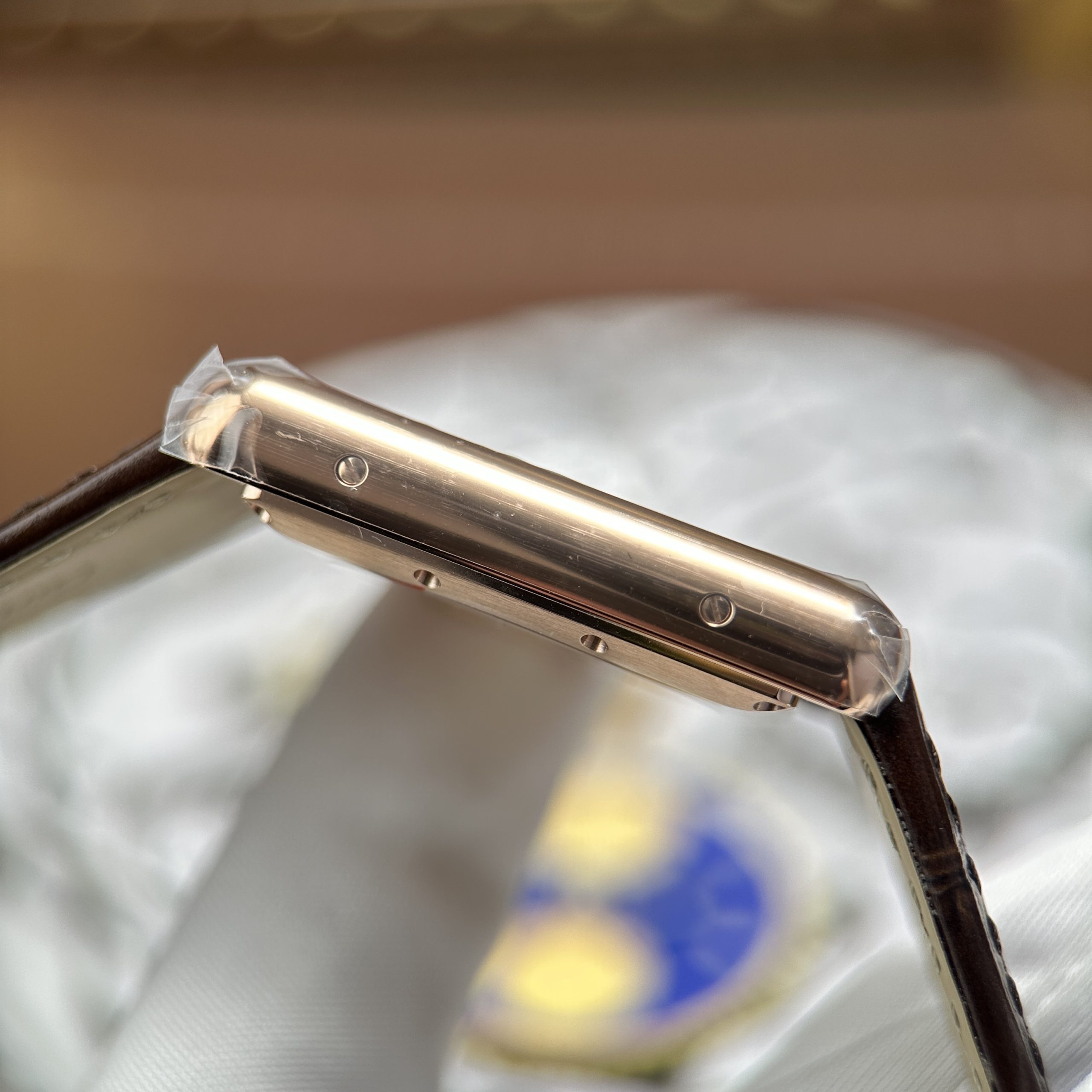 Đồng hồ Cartier Tank Louis mặt trắng mạ vàng hồng máy cơ tự động Fake Cao Cấp 27.8×38 (2) Đồng hồ Cartier Tank Louis mặt trắng mạ vàng hồng máy cơ tự động Fake Cao Cấp 27.8×38.1mm