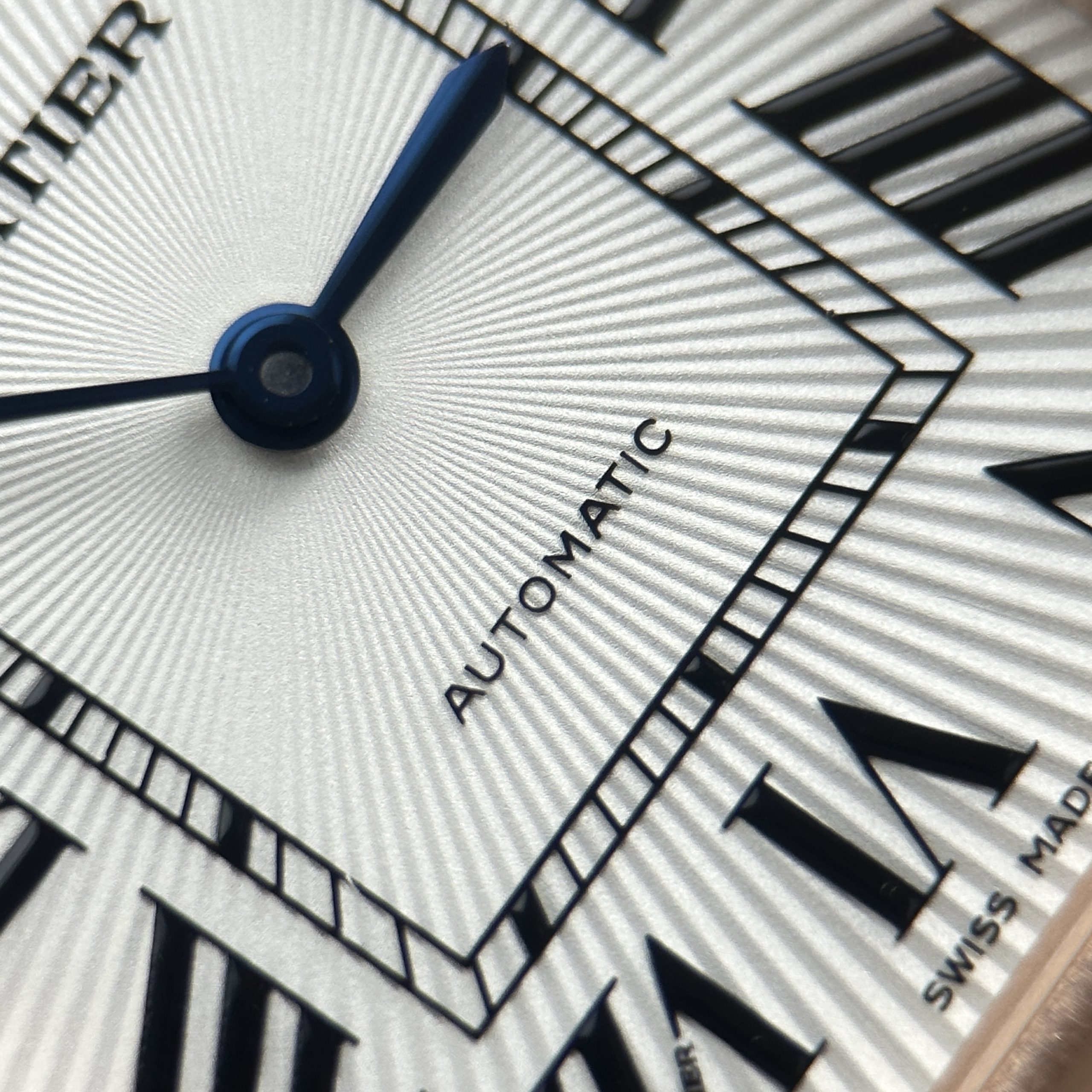 Đồng hồ Cartier Tank Louis mặt trắng mạ vàng hồng máy cơ tự động Fake Cao Cấp 27.8×38 (3) Đồng hồ Cartier Tank Louis mặt trắng mạ vàng hồng máy cơ tự động Fake Cao Cấp 27.8×38.1mm