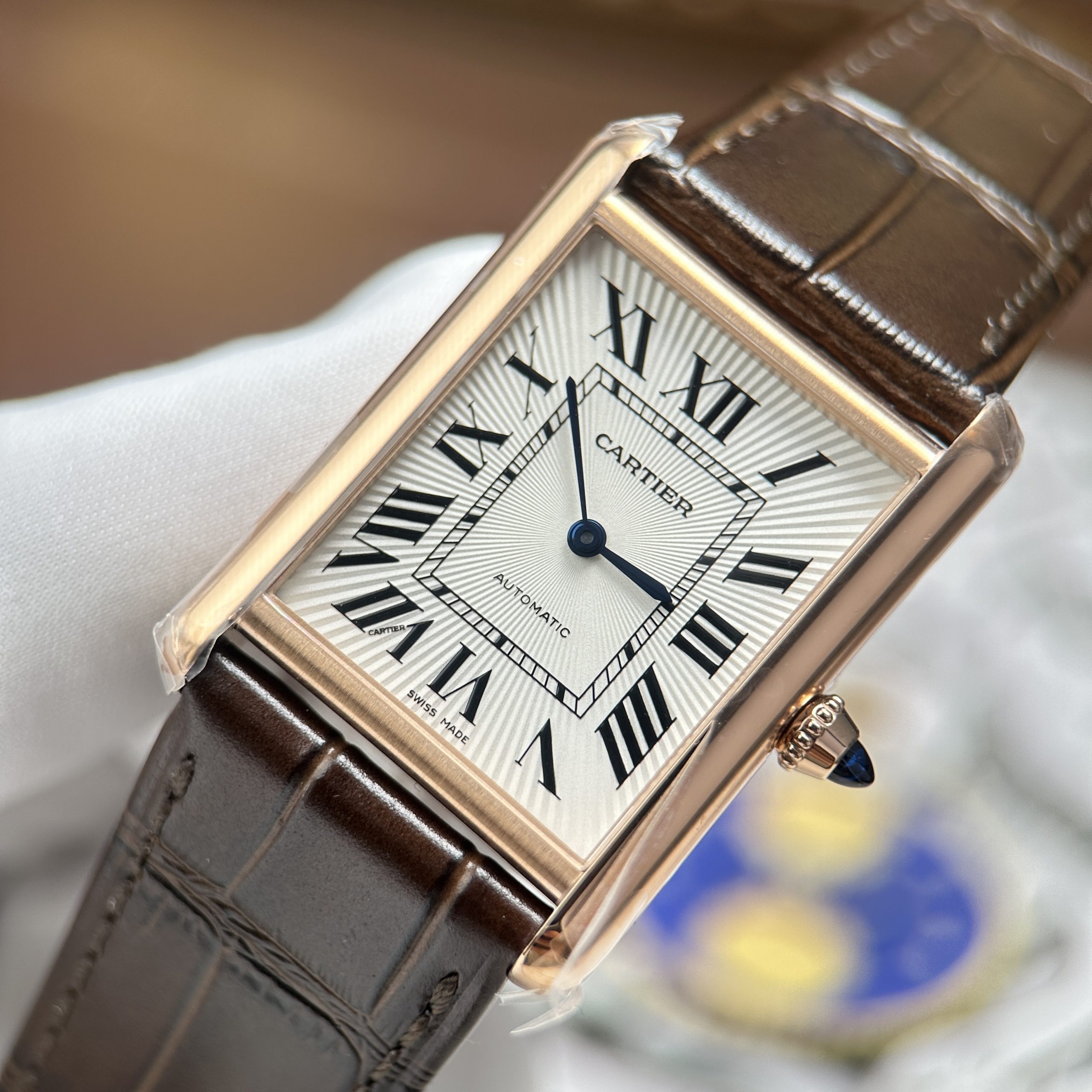 Đồng hồ Cartier Tank Louis mặt trắng mạ vàng hồng máy cơ tự động Fake Cao Cấp 27.8×38 (4) Đồng hồ Cartier Tank Louis mặt trắng mạ vàng hồng máy cơ tự động Fake Cao Cấp 27.8×38.1mm