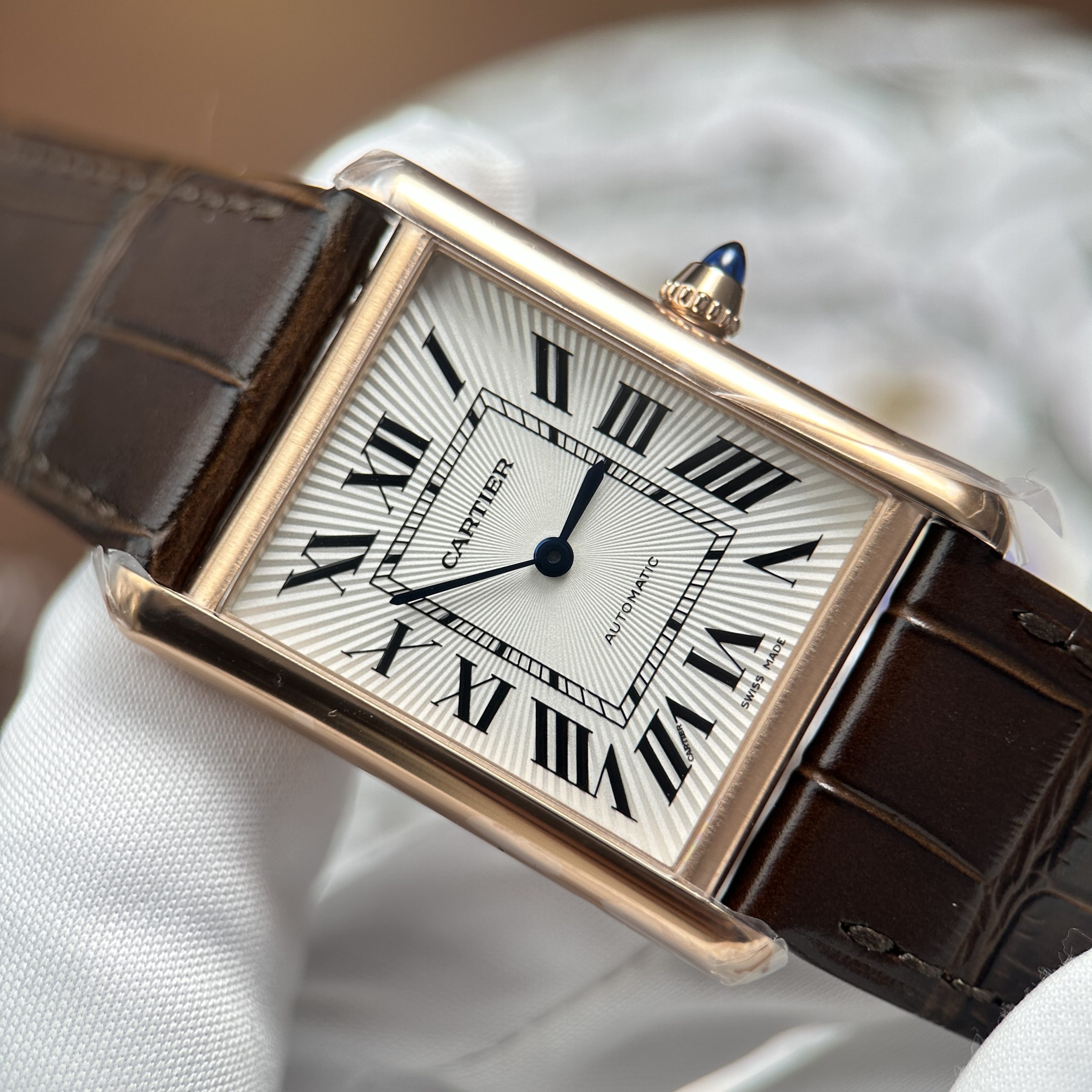 Đồng hồ Cartier Tank Louis mặt trắng mạ vàng hồng máy cơ tự động Fake Cao Cấp 27.8×38 (6) Đồng hồ Cartier Tank Louis mặt trắng mạ vàng hồng máy cơ tự động Fake Cao Cấp 27.8×38.1mm