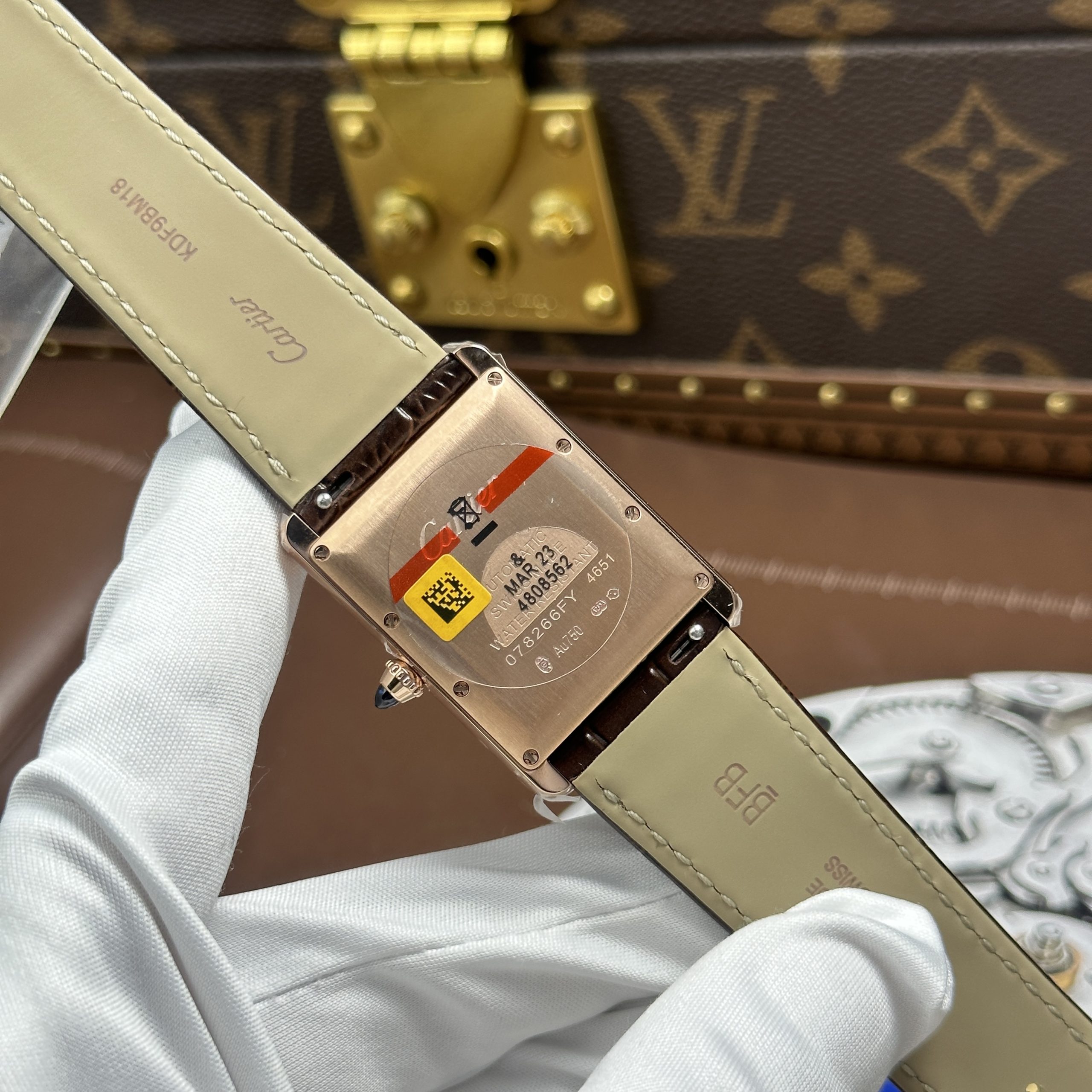 Đồng hồ Cartier Tank Louis mặt trắng mạ vàng hồng máy cơ tự động Fake Cao Cấp 27.8×38 (8) Đồng hồ Cartier Tank Louis mặt trắng mạ vàng hồng máy cơ tự động Fake Cao Cấp 27.8×38.1mm