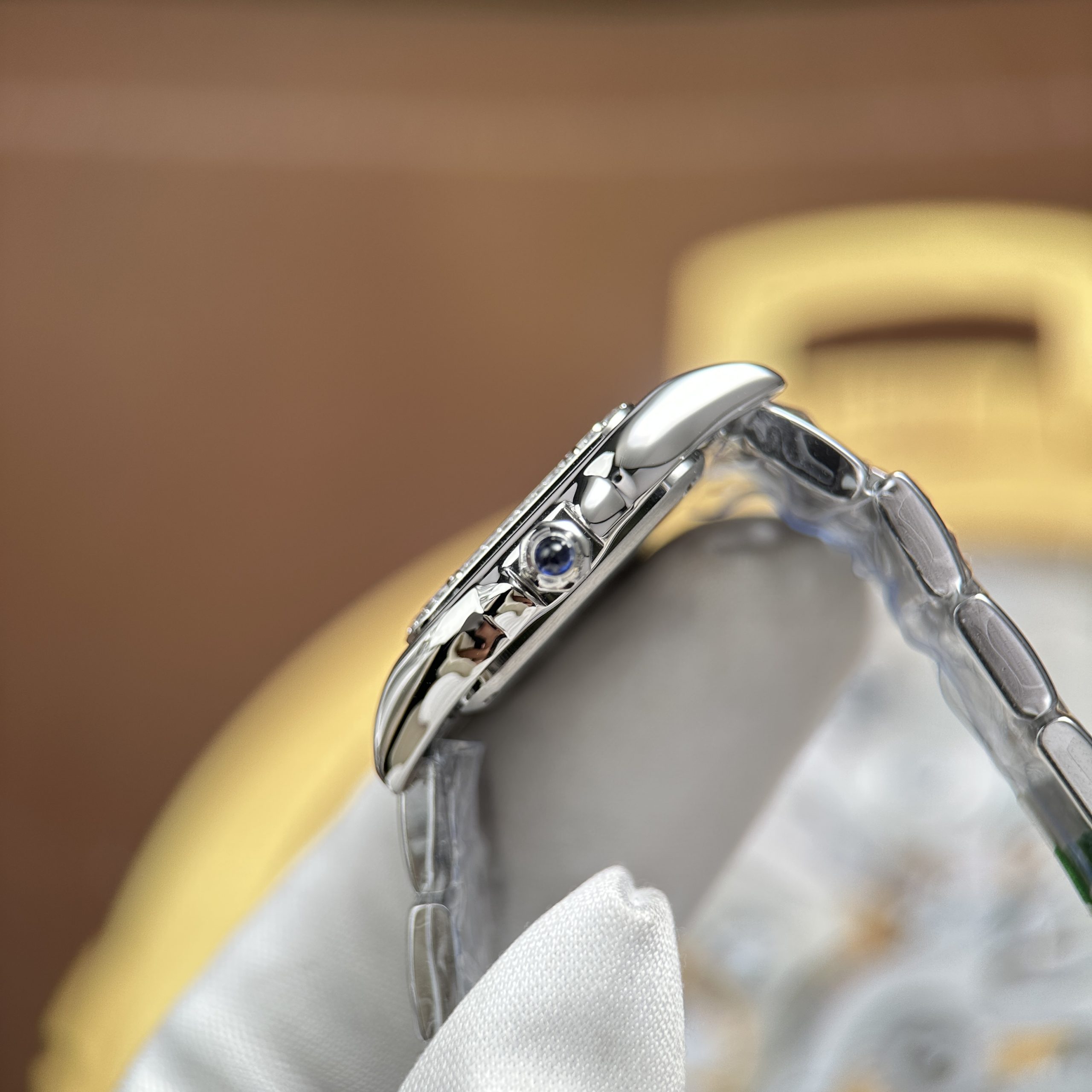 Đồng hồ nữ Cartier Panthere Small Model Rep 11 Mặt Xanh Dương Viền Đính Đá CZ 23x30mm (6) Đồng hồ nữ Cartier Panthere Small Model Rep 11 Mặt Xanh Dương Viền Đính Đá CZ 23x30mm