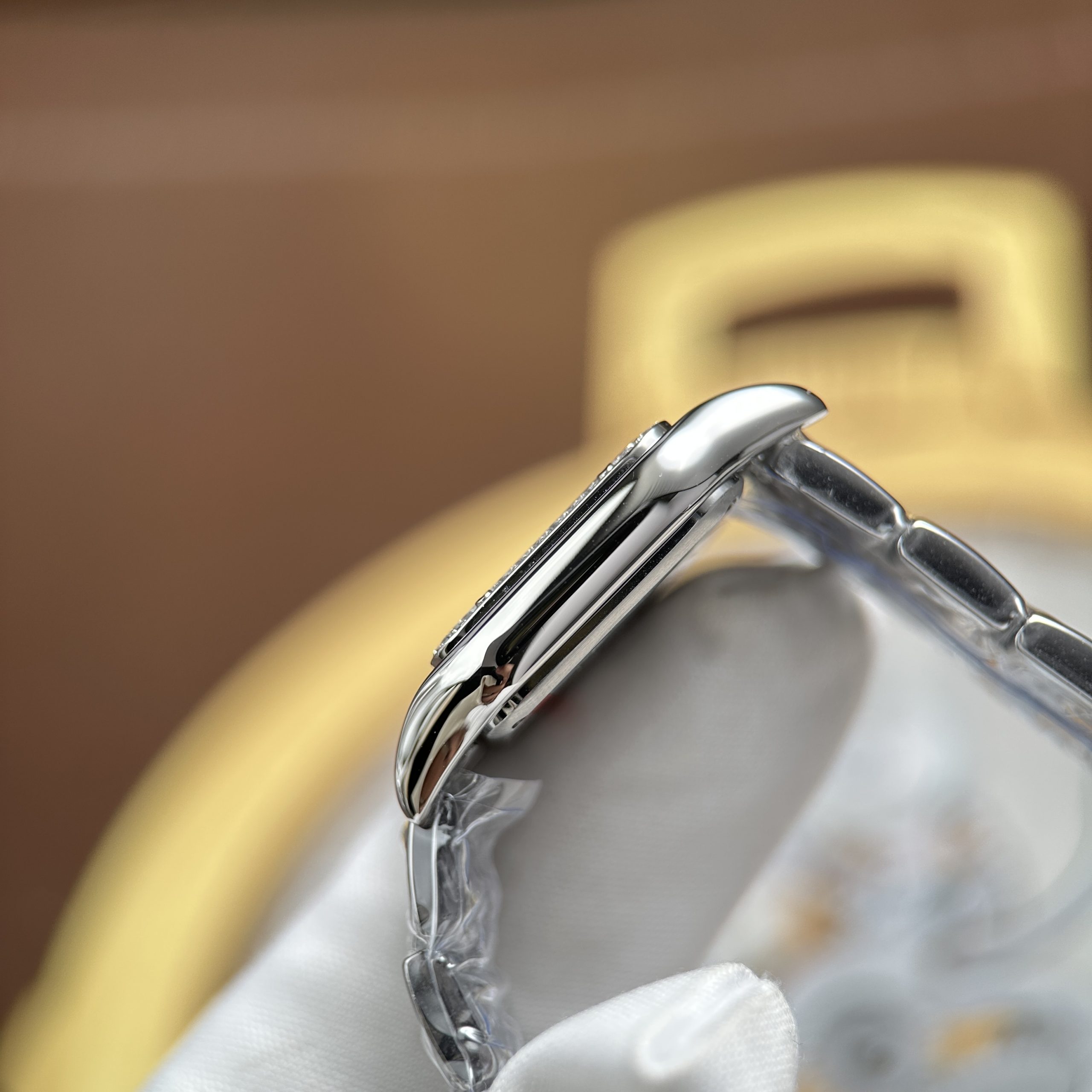 Đồng hồ nữ Cartier Panthere Small Model Rep 11 Mặt Xanh Dương Viền Đính Đá CZ 23x30mm (9) Đồng hồ nữ Cartier Panthere Small Model Rep 11 Mặt Xanh Dương Viền Đính Đá CZ 23x30mm