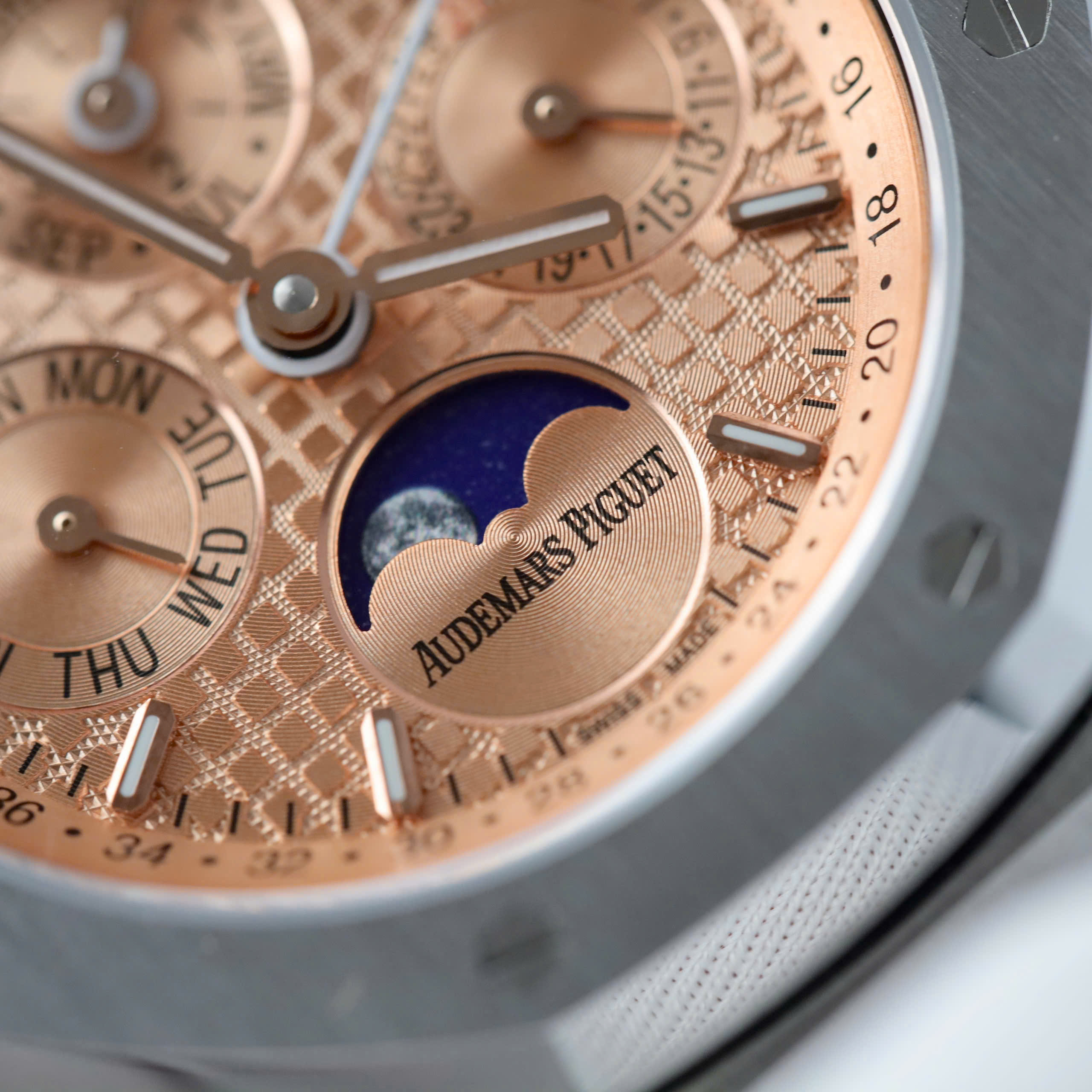 Đồng Hồ Audemars Piguet 26574 Replica Luxury Mặt Cá Hồi Dây Kim Loại Nhà Máy BBS 41mm (7) Đồng Hồ Audemars Piguet 26574 Replica Luxury Mặt Cá Hồi Dây Kim Loại Nhà Máy BBS 41mm