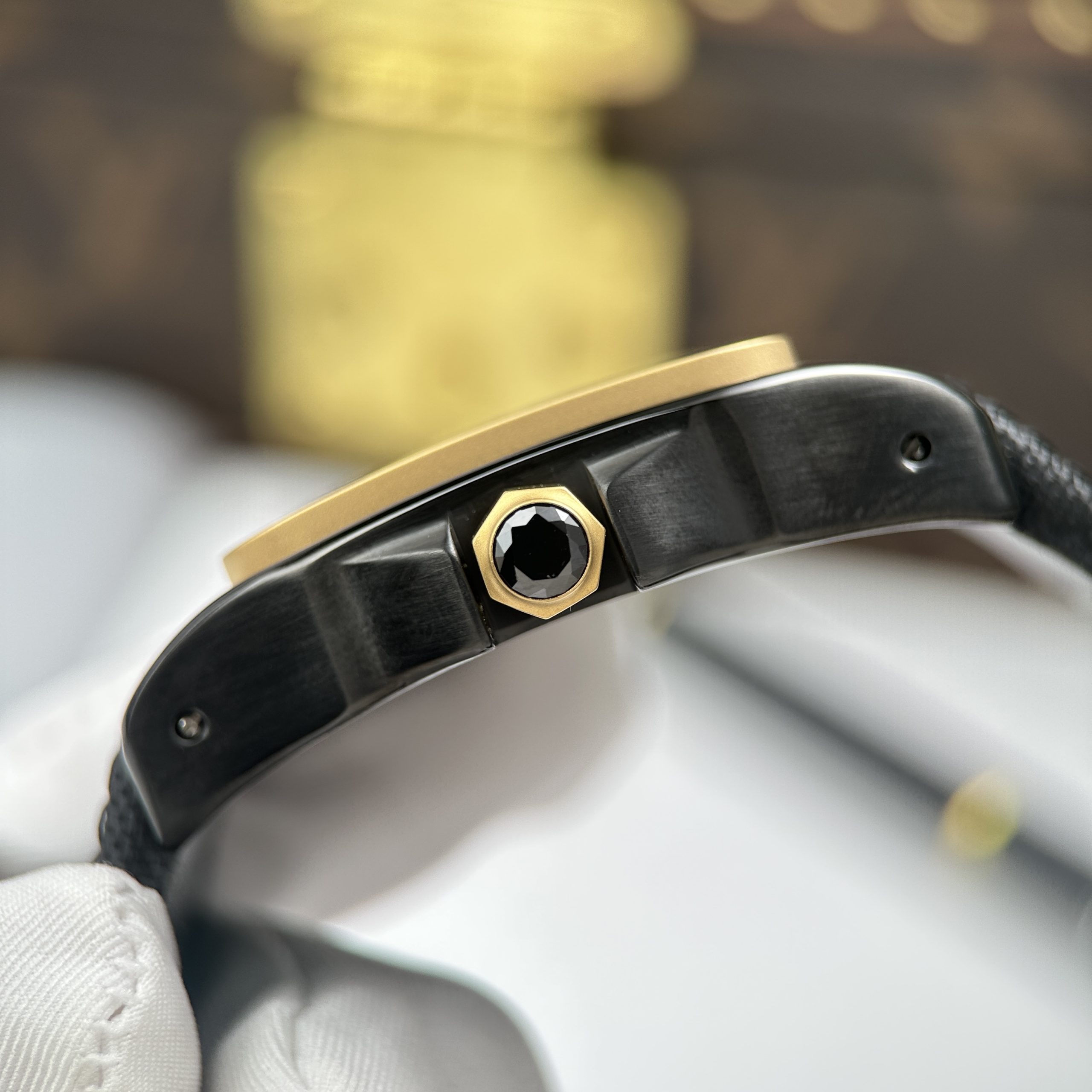 Đồng Hồ Cartier Santos 100 XL Black ADLC Chế Tác Mặt Đen Viền Vàng 41x51mm (7) Đồng Hồ Cartier Santos 100 XL Black ADLC Chế Tác Mặt Đen Viền Vàng 41x51mm