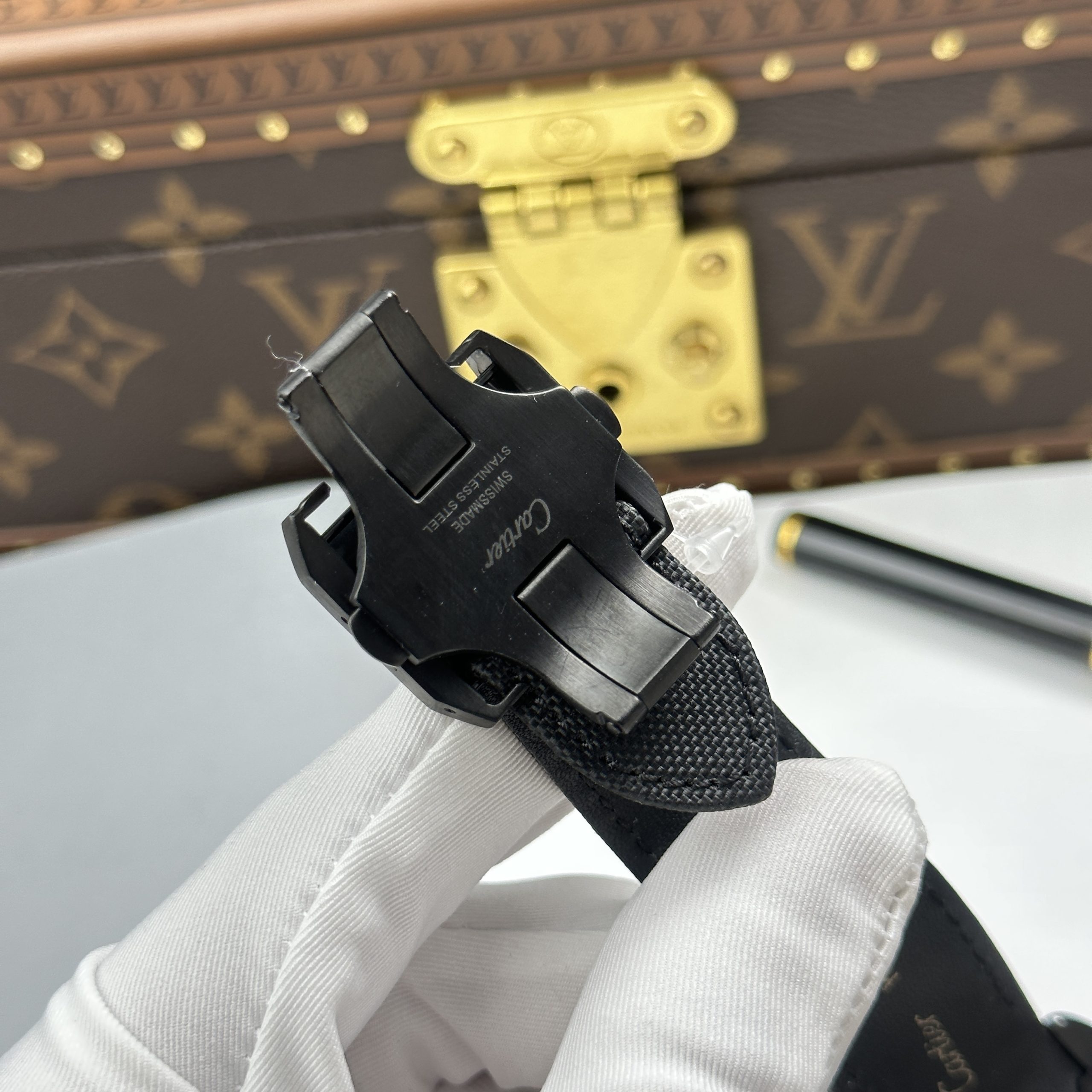 Đồng Hồ Cartier Santos 100 XL Black ADLC Chế Tác Mặt Đen Viền Vàng 41x51mm (8) Đồng Hồ Cartier Santos 100 XL Black ADLC Chế Tác Mặt Đen Viền Vàng 41x51mm