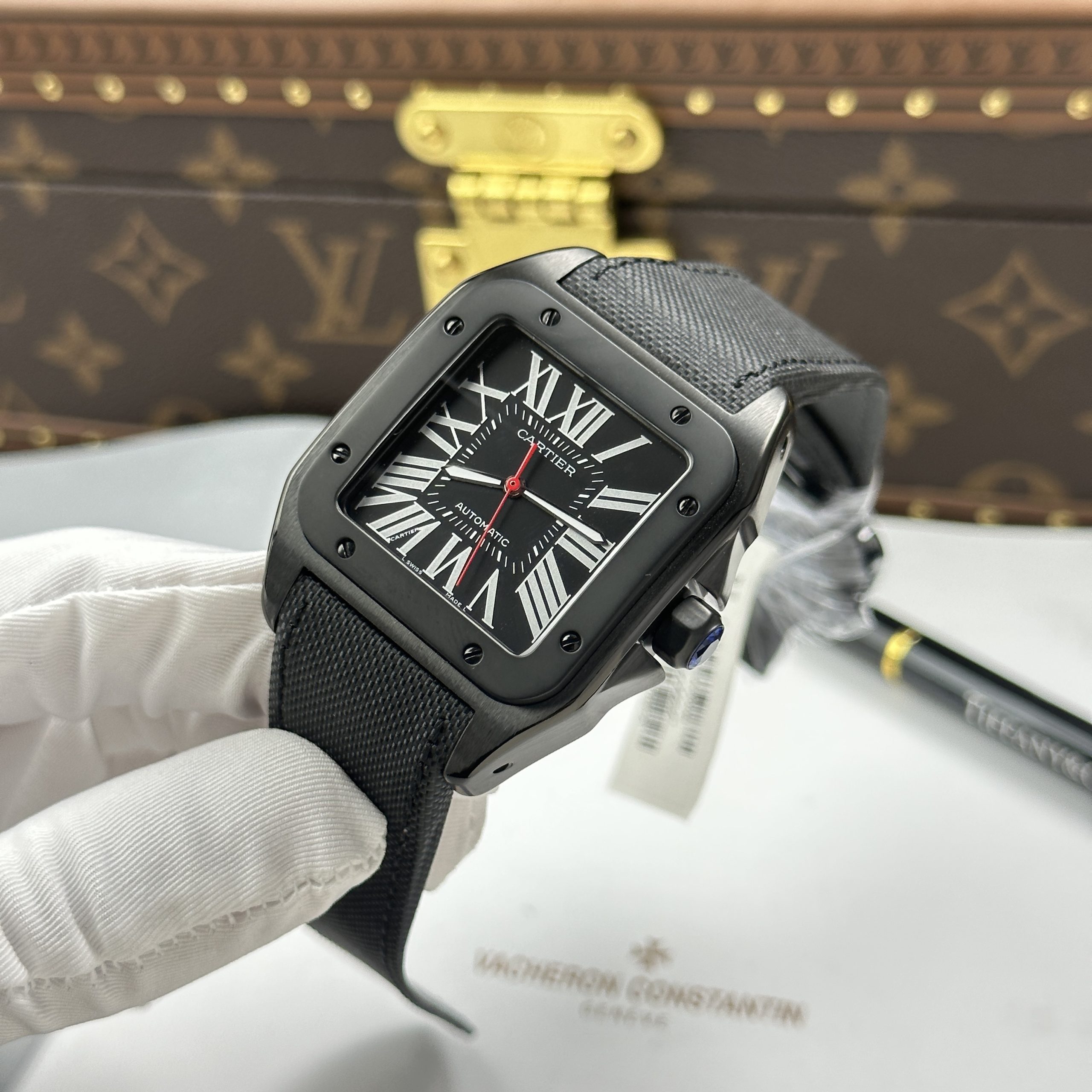 Đồng Hồ Cartier Santos 100 XL Replica Luxury Vỏ Mạ ADLC Mặt Đen 41x51mm (3) Đồng Hồ Cartier Santos 100 XL Replica Luxury Vỏ Mạ ADLC Mặt Đen 41x51mm