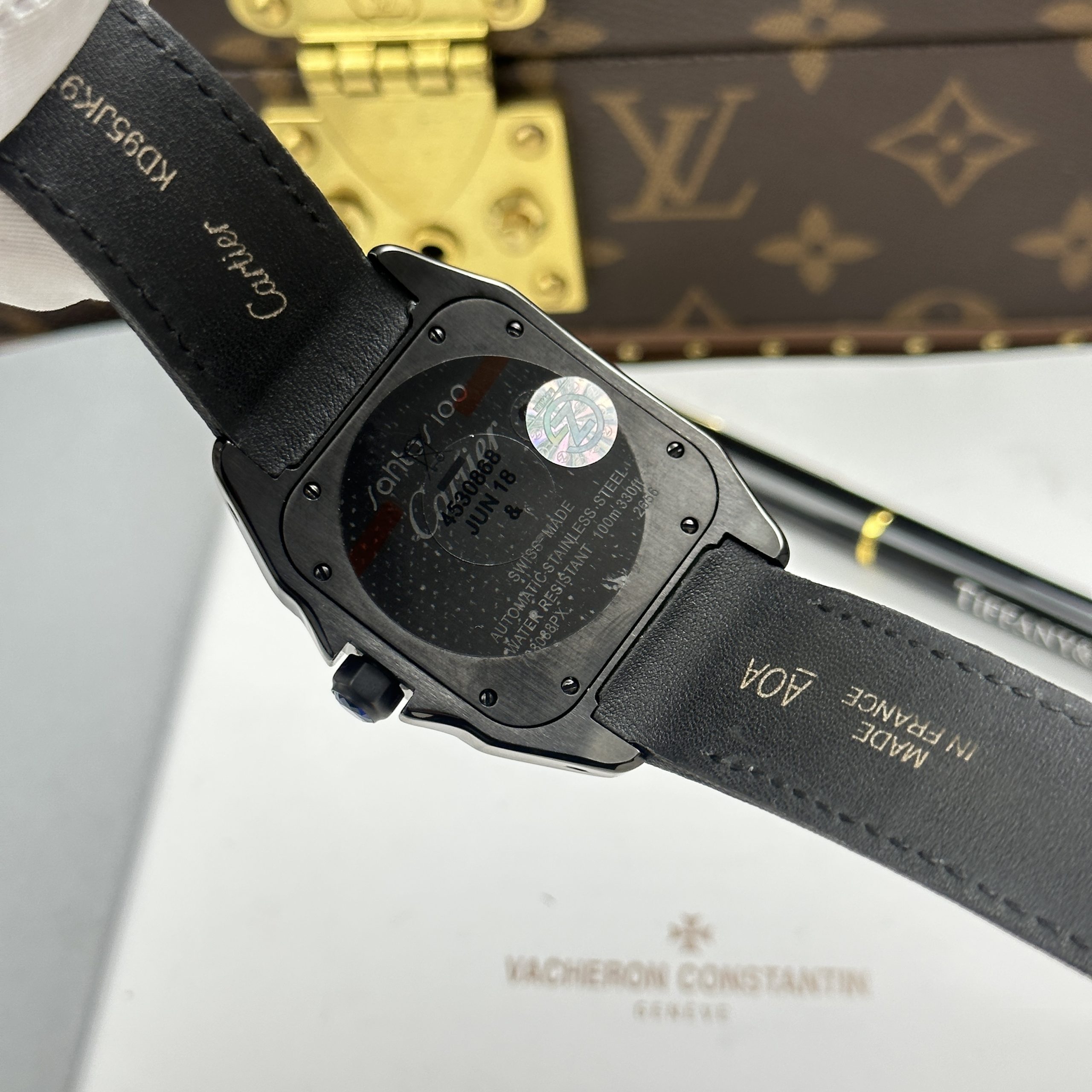 Đồng Hồ Cartier Santos 100 XL Replica Luxury Vỏ Mạ ADLC Mặt Đen 41x51mm (9) Đồng Hồ Cartier Santos 100 XL Replica Luxury Vỏ Mạ ADLC Mặt Đen 41x51mm