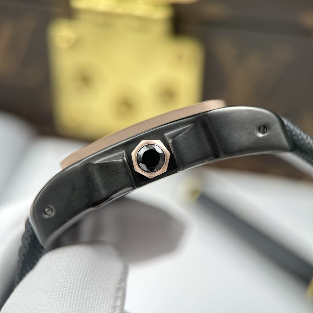 Đồng Hồ Cartier Santos Fake Cao Cấp 100 XL Black ADLC Mặt Đen Viền Vàng Hồng 41x51mm