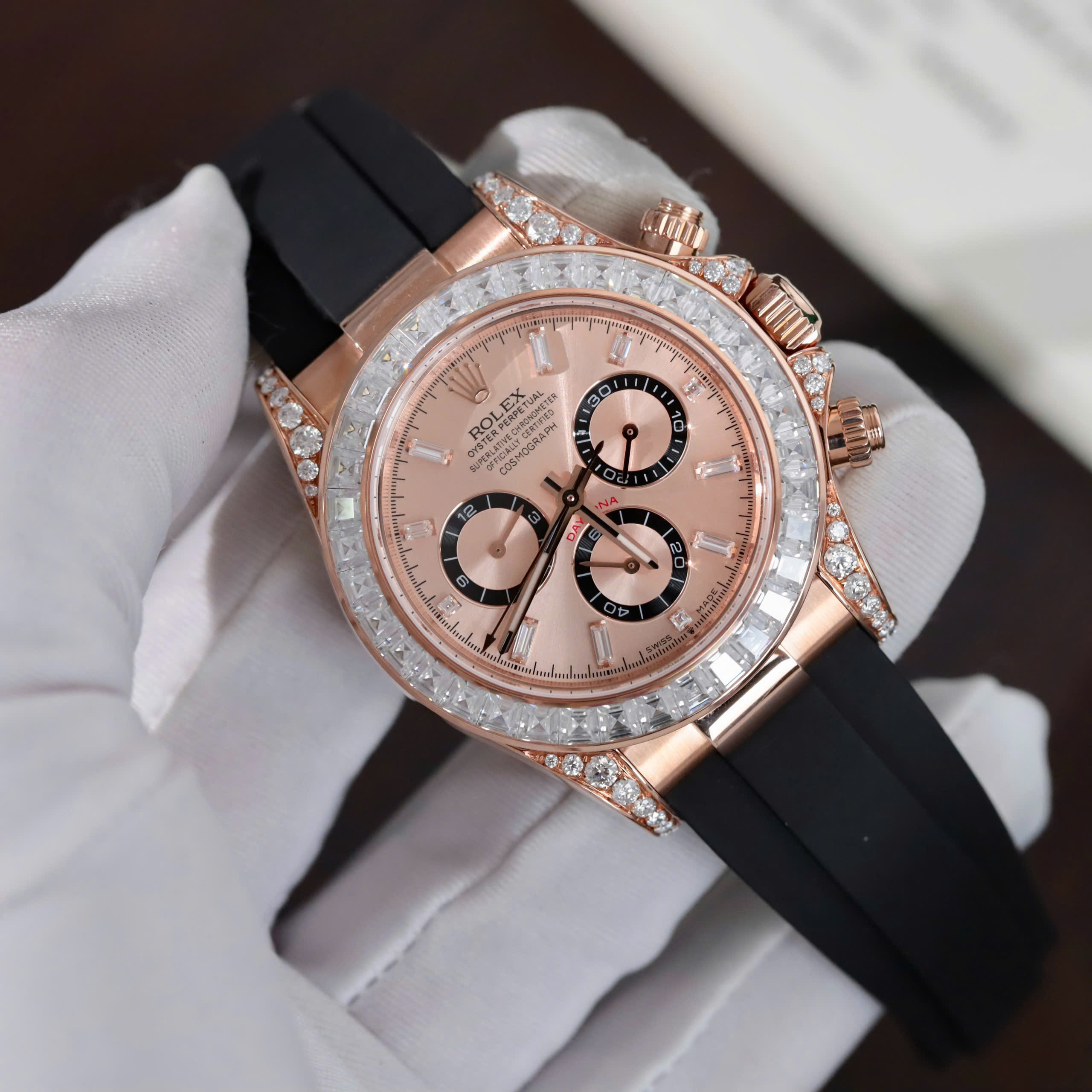 Đồng Hồ Rolex Daytona 126535TBR Chế Tác Bọc Vàng Đính Kim Cương Moissanite Baguette 40mm (8) Đồng Hồ Rolex Daytona 126535TBR Chế Tác Bọc Vàng Đính Kim Cương Moissanite Baguette 40mm